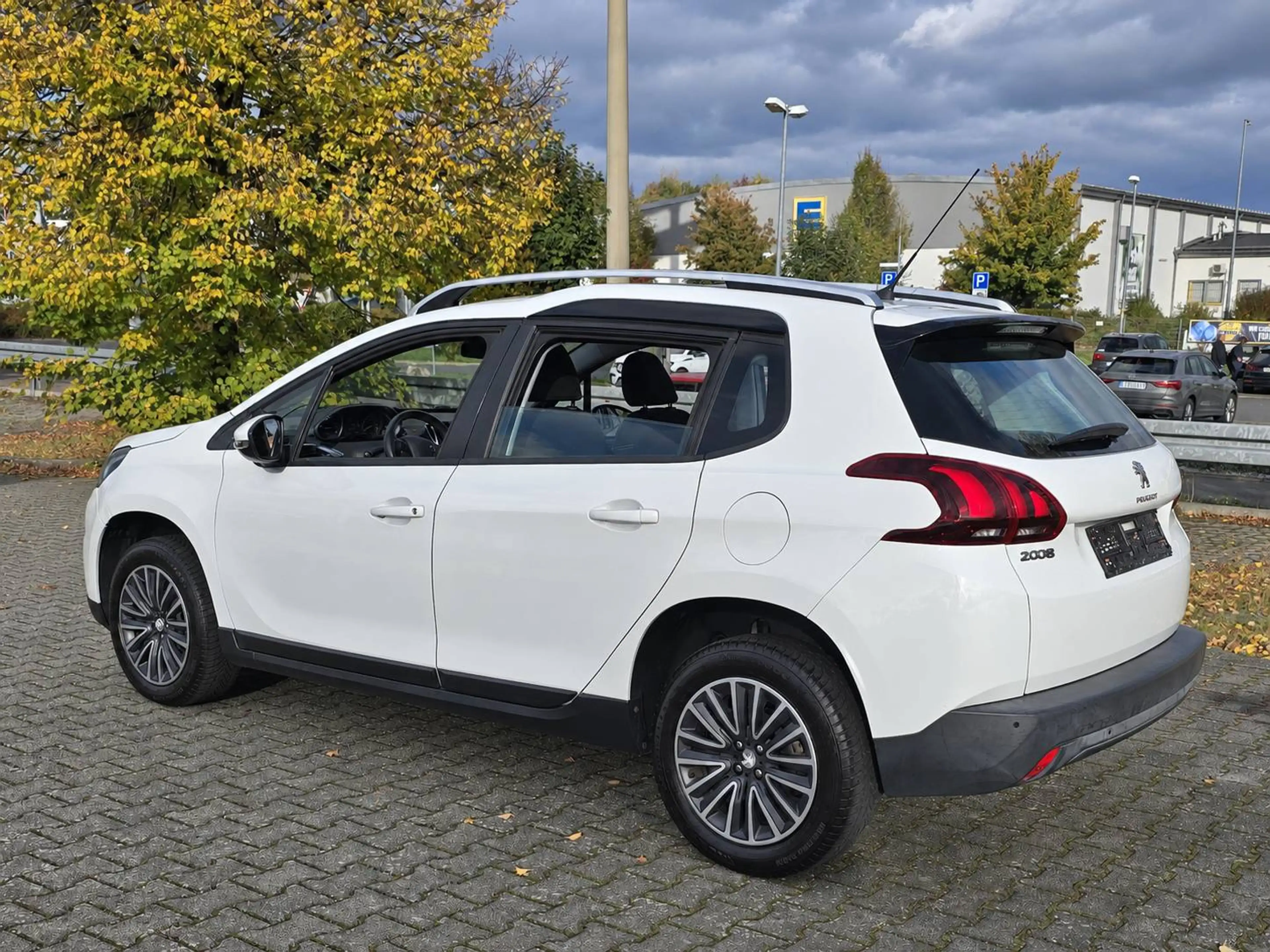 Peugeot 2008 Active 1.2 PureTech TÜV neu, Zahnriemen erneuert, Bremsen komplett neu — photo 5
