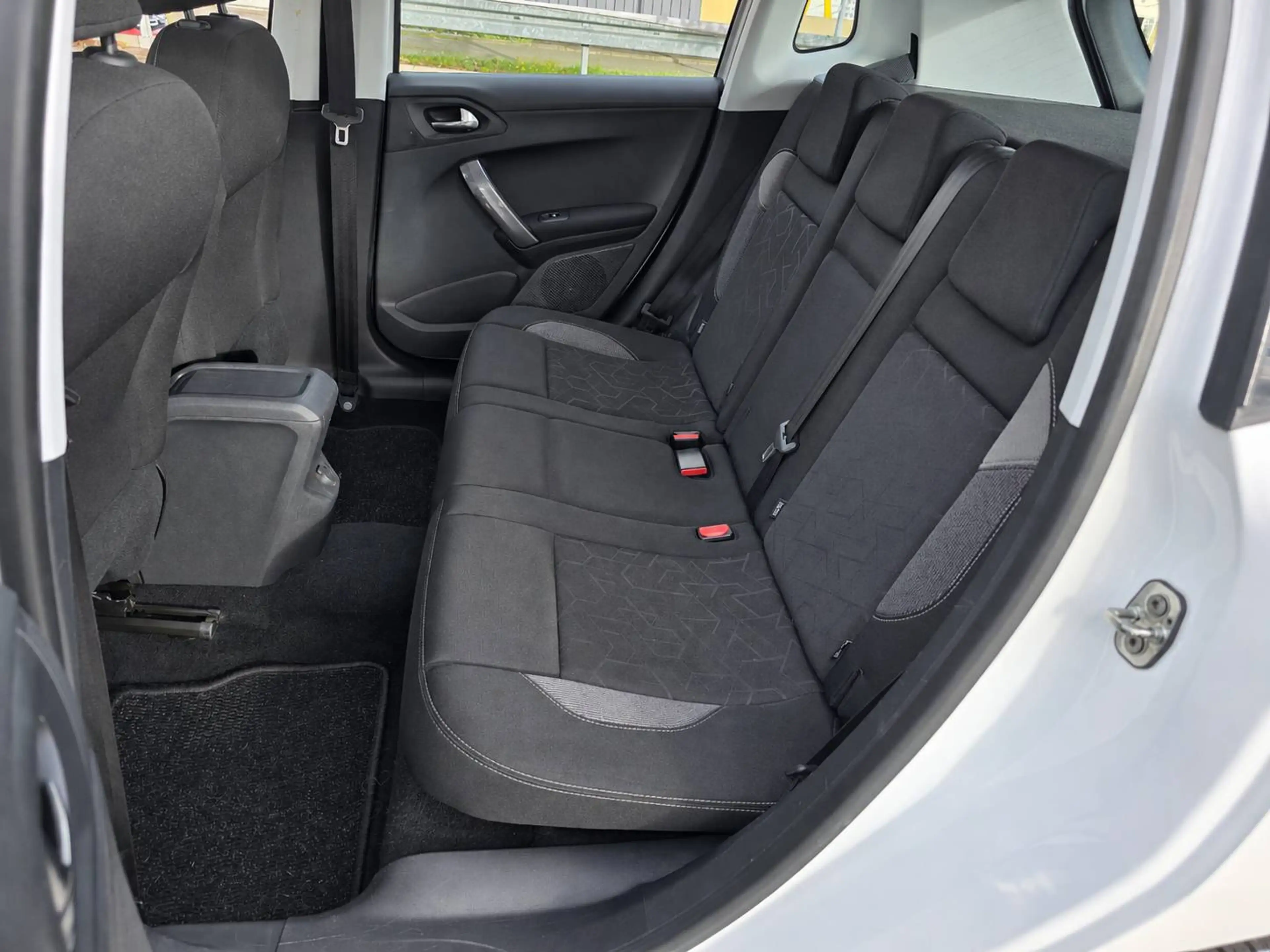 Peugeot 2008 Active 1.2 PureTech TÜV neu, Zahnriemen erneuert, Bremsen komplett neu — photo 15