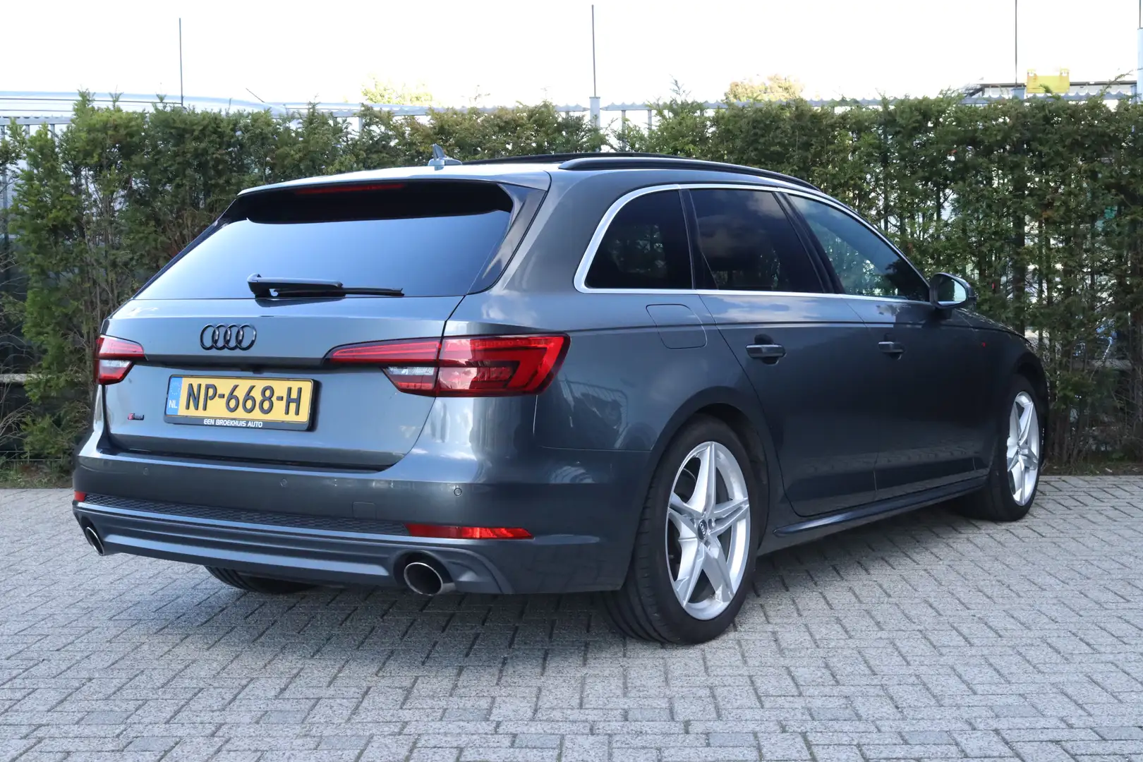 Audi A4 Avant 2.0 TFSI ultra Sport S line Edition Virtual Grijs - 2