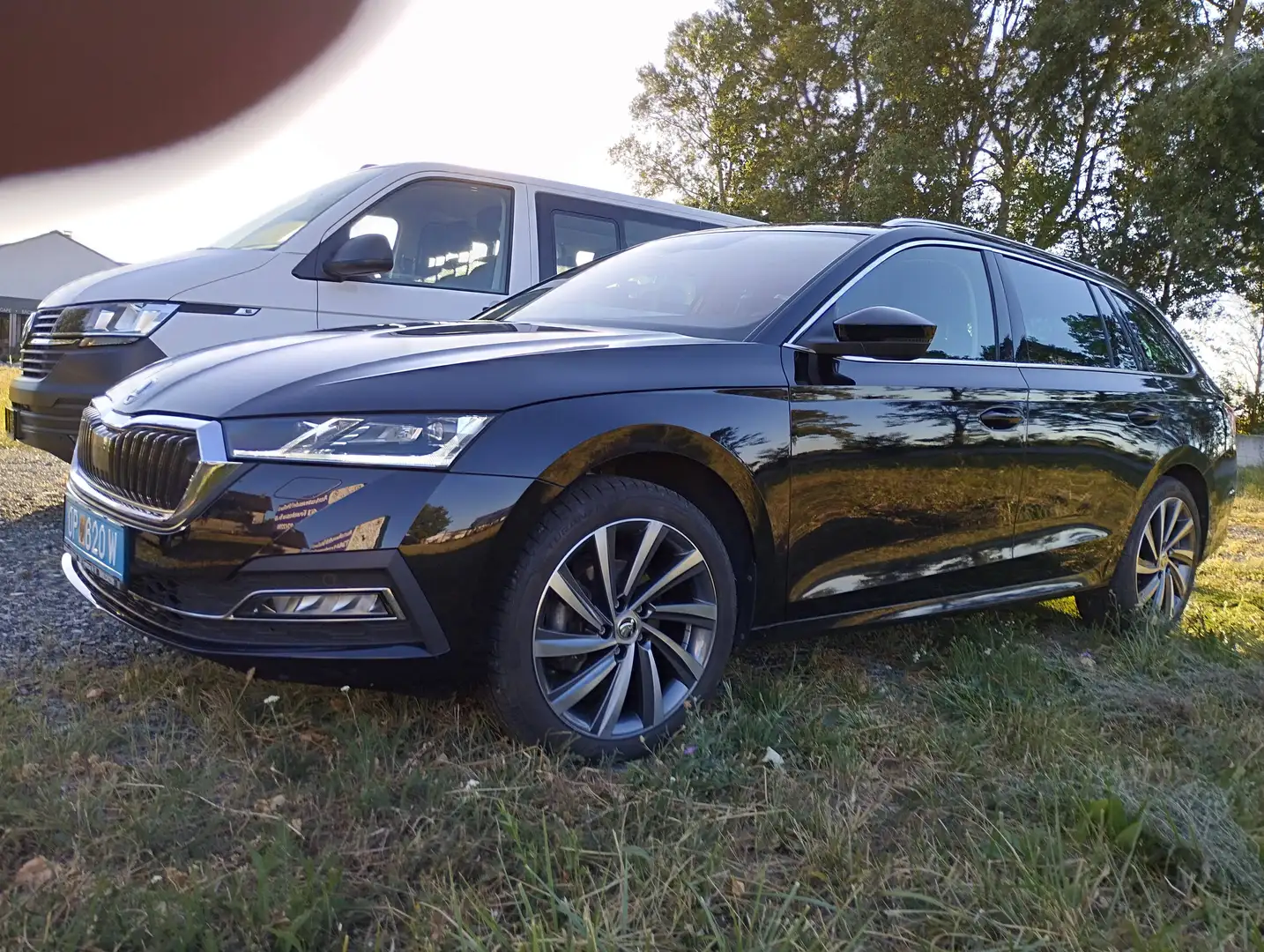Skoda Octavia Octavia Combi 2,0 TDI DSG Anhängevorr. ACC,18 Zoll Alu Schwarz - 1
