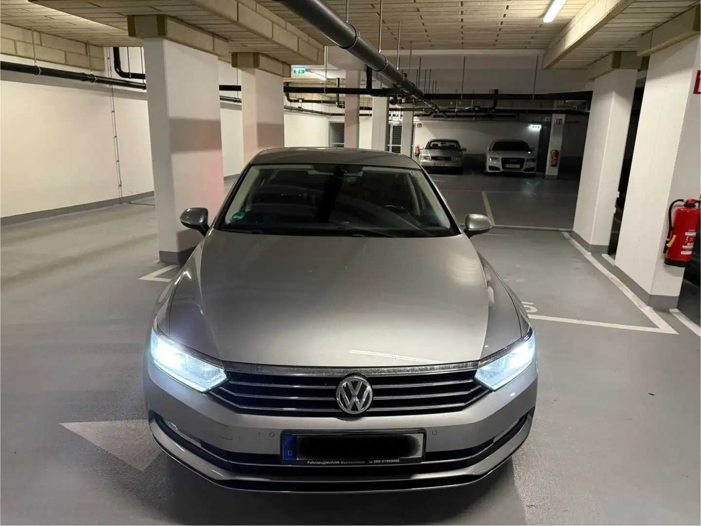 Volkswagen Passat 2.0 TDI BMT DSG, Highline Silber - 2