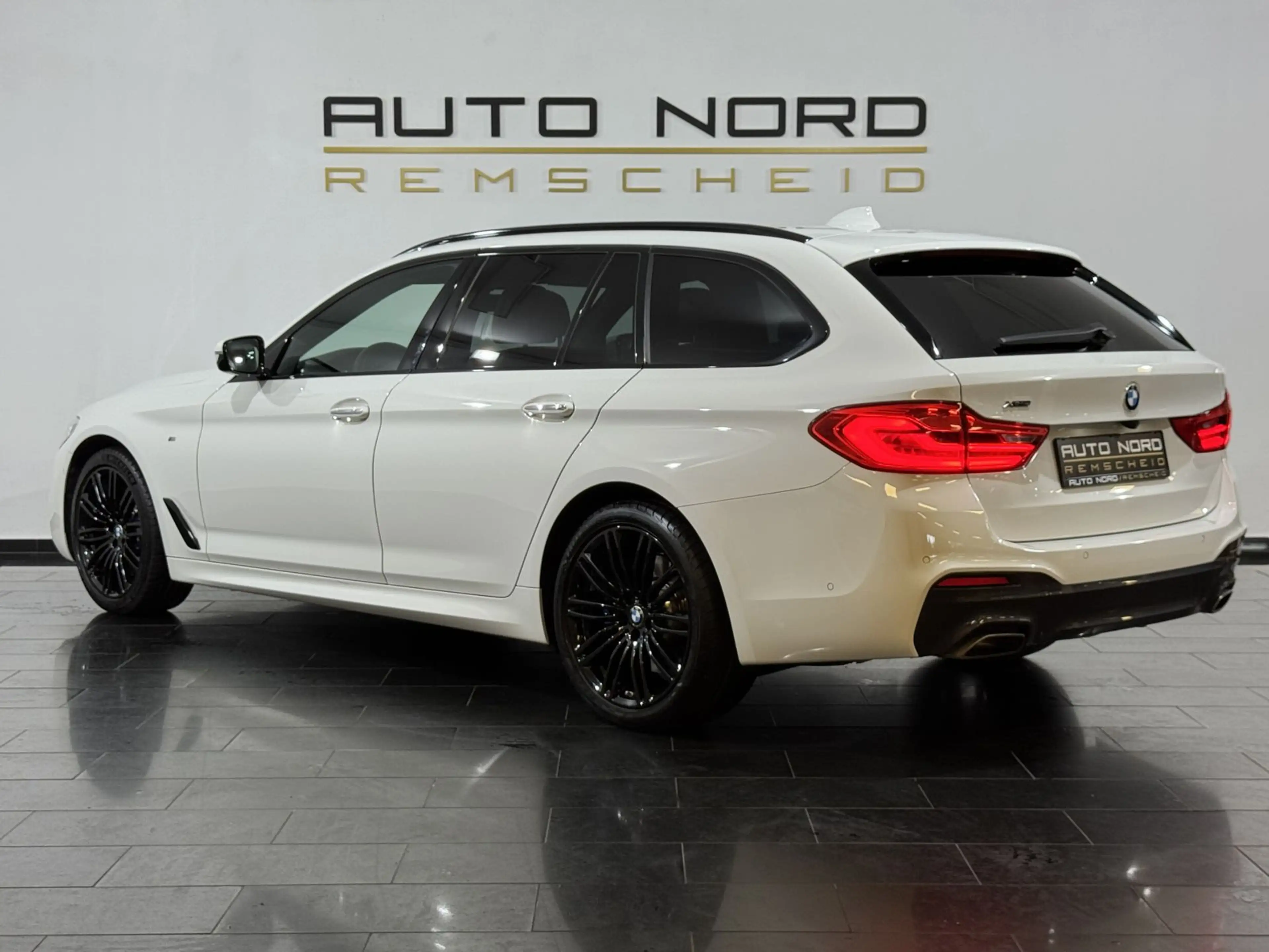 BMW 540 i xDrive M-Sport*Pano*Memory*AHK*Shadow*LED* — photo 9
