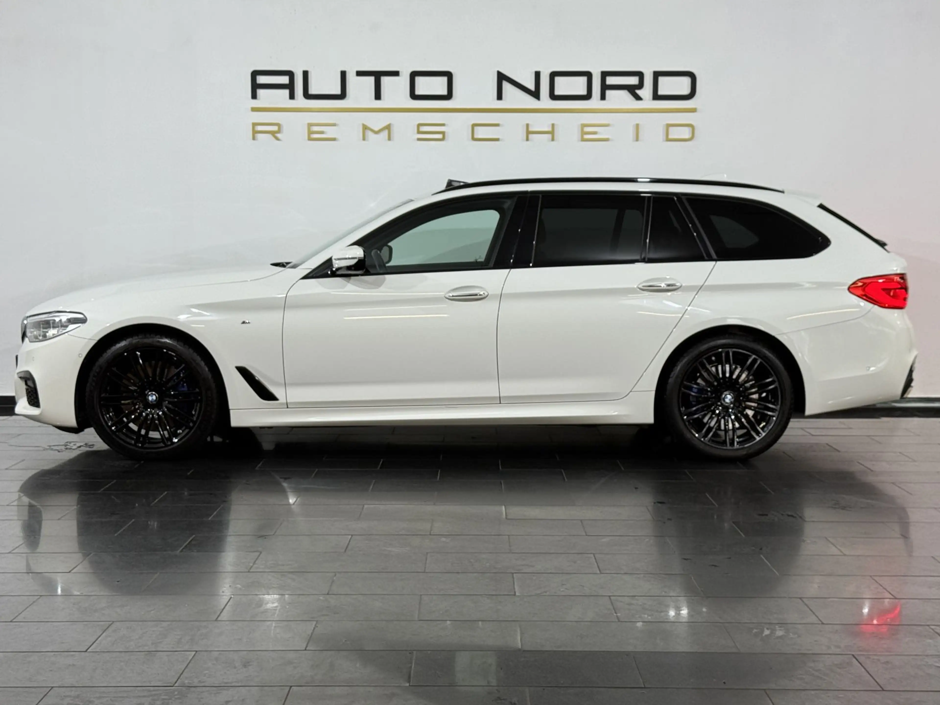 BMW 540 i xDrive M-Sport*Pano*Memory*AHK*Shadow*LED* — photo 11