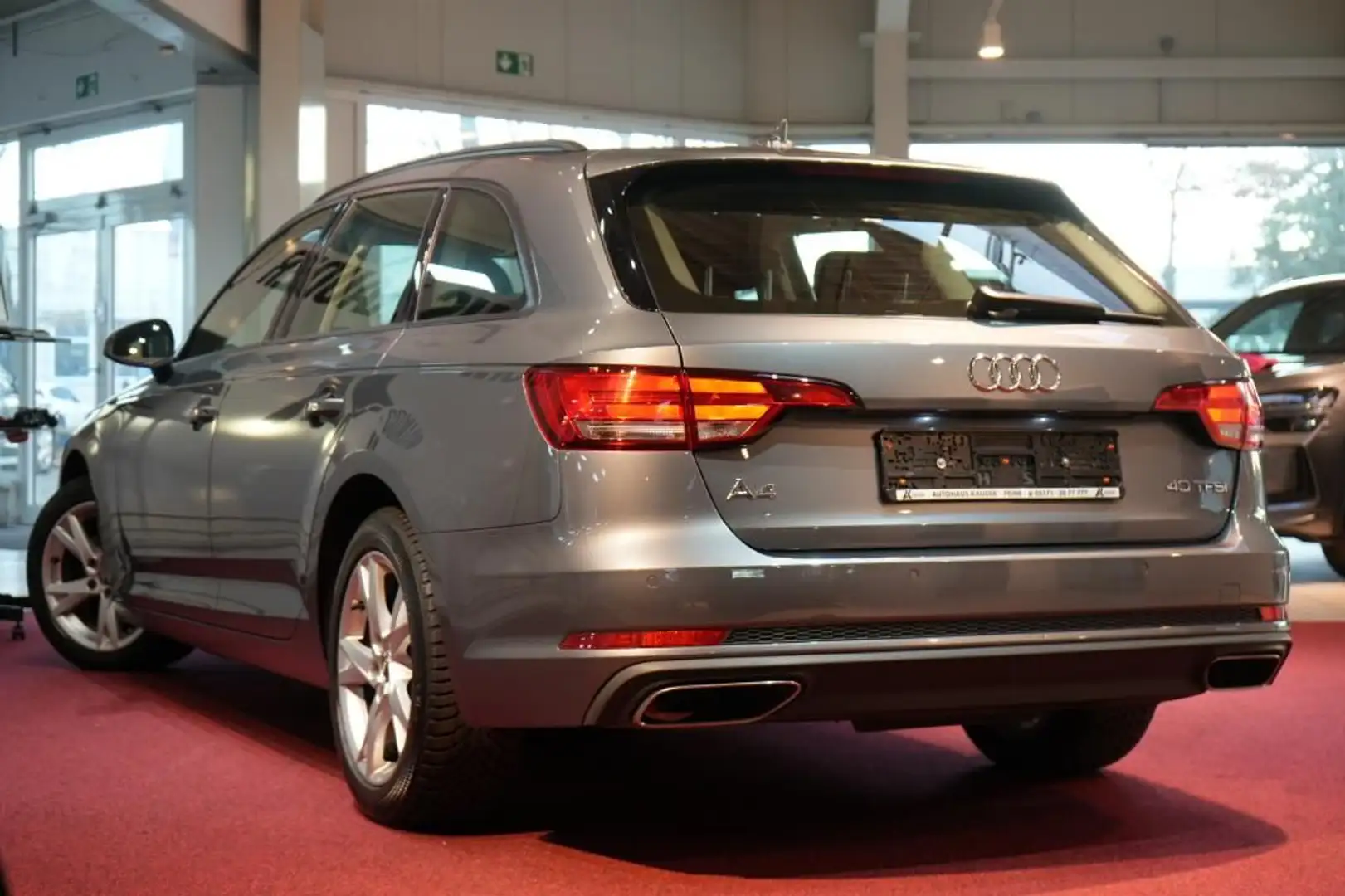 Audi A4 Avant 40 TFSI *LED*Navi*Klima* Grijs - 2