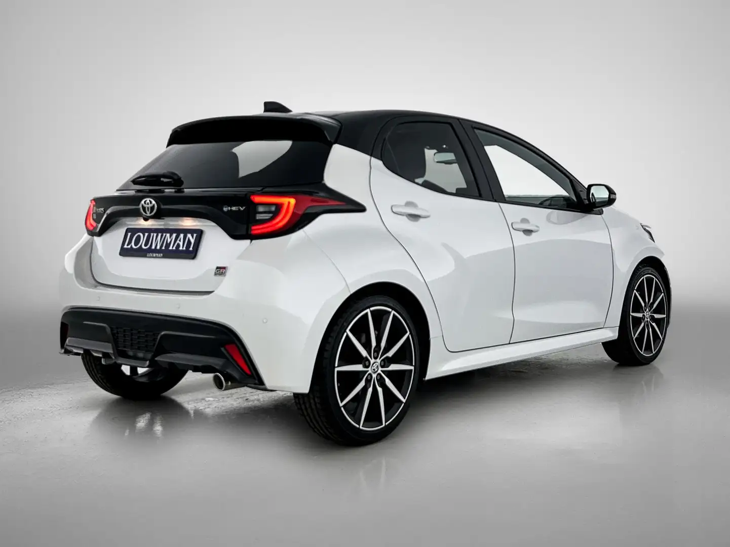 Toyota Yaris 1.5 Hybrid 130 GR Sport - Louwman Zin in Zomervoor Wit - 2