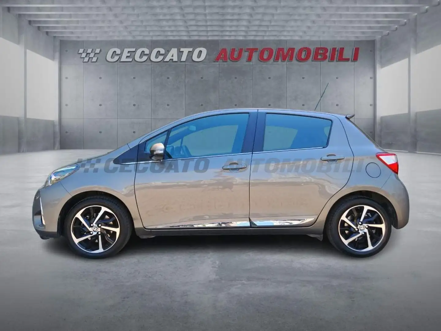 Toyota Yaris Yaris 5p 1.5 Lounge my18 Grigio - 2