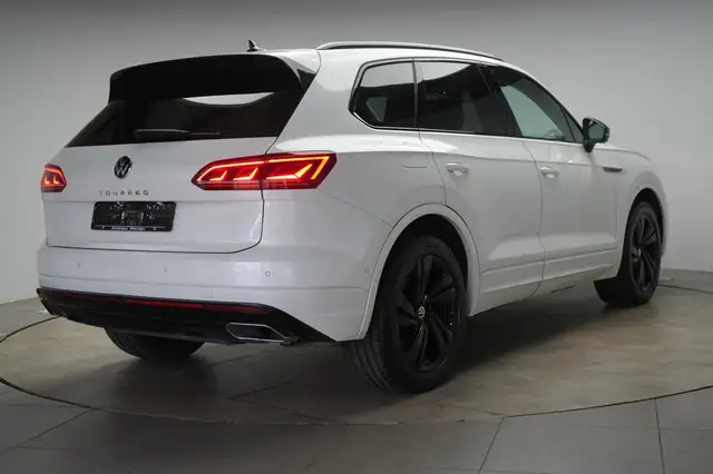 Volkswagen Touareg view 4