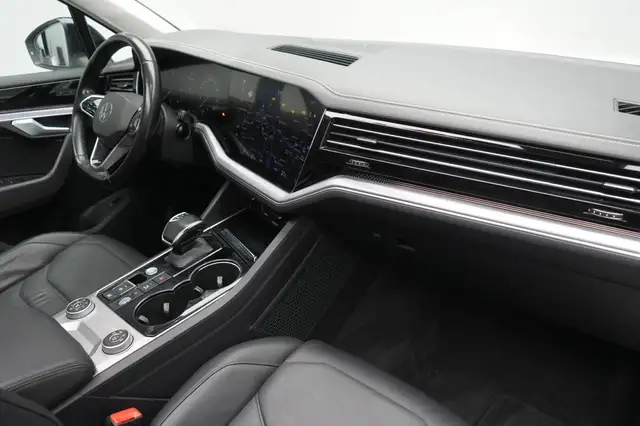 Volkswagen Touareg view 7