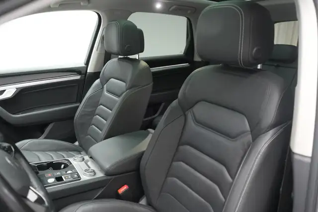 Volkswagen Touareg view 11