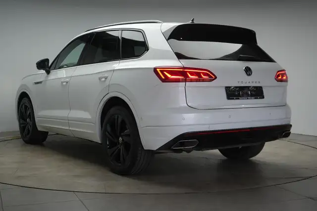 Volkswagen Touareg view 5