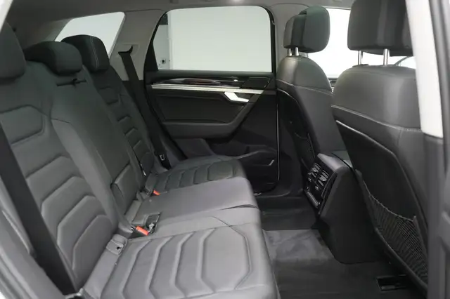 Volkswagen Touareg view 8