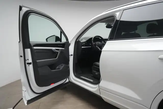 Volkswagen Touareg view 9