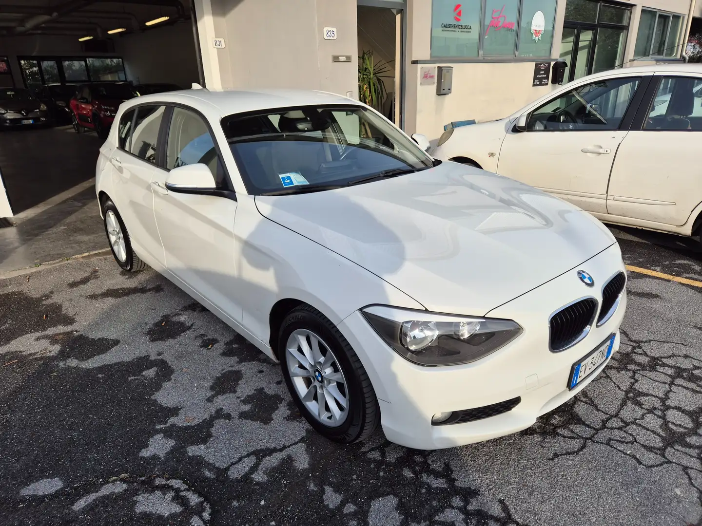 BMW 116 Serie 1 F/20-21 2011 116d 5p Urban Blanc - 2