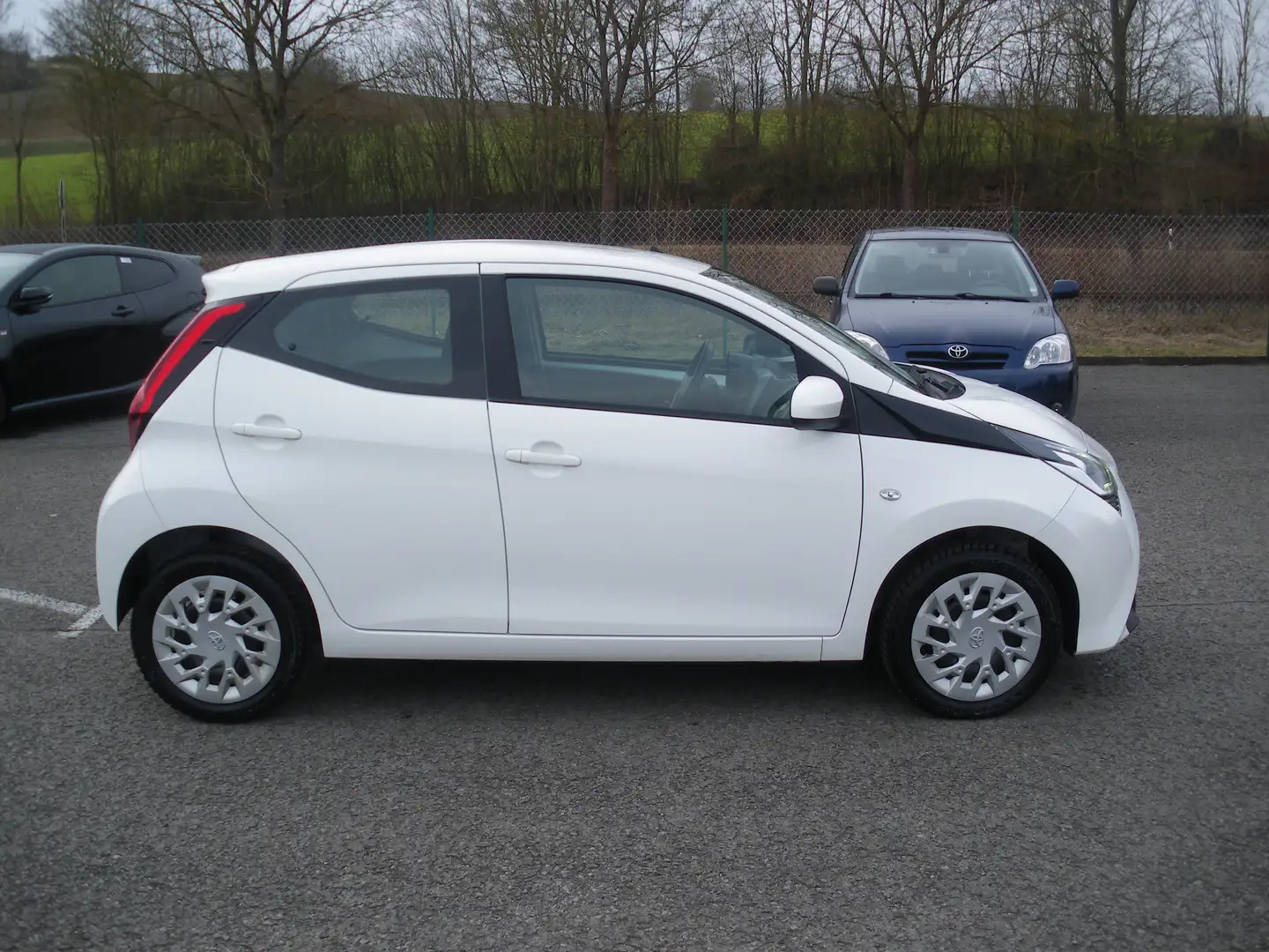 Toyota Aygo x-play Weiß - 2