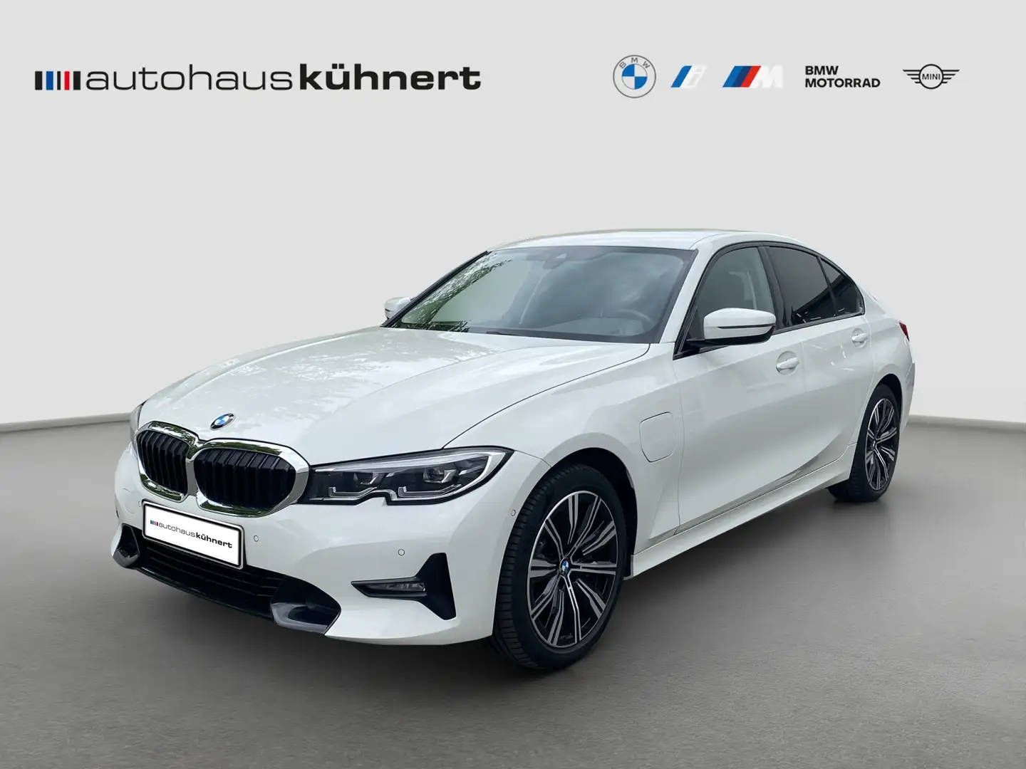 BMW 330 e xDrive iPerformance Sport Line SpurAss Navi RFK Weiß - 1
