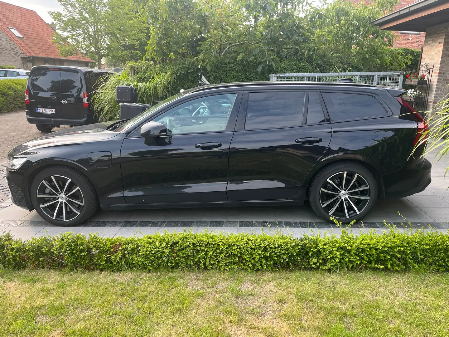 Volvo V60 V60 T6 Plug-in Hybrid AWD Plus Dark Zwart - 1