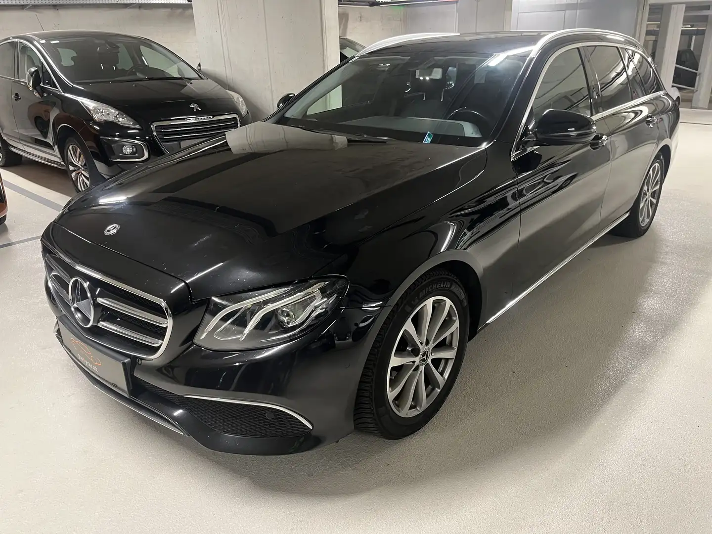 Mercedes-Benz E 200 Diesel Ed. Avantgarde Aut. Schwarz - 2