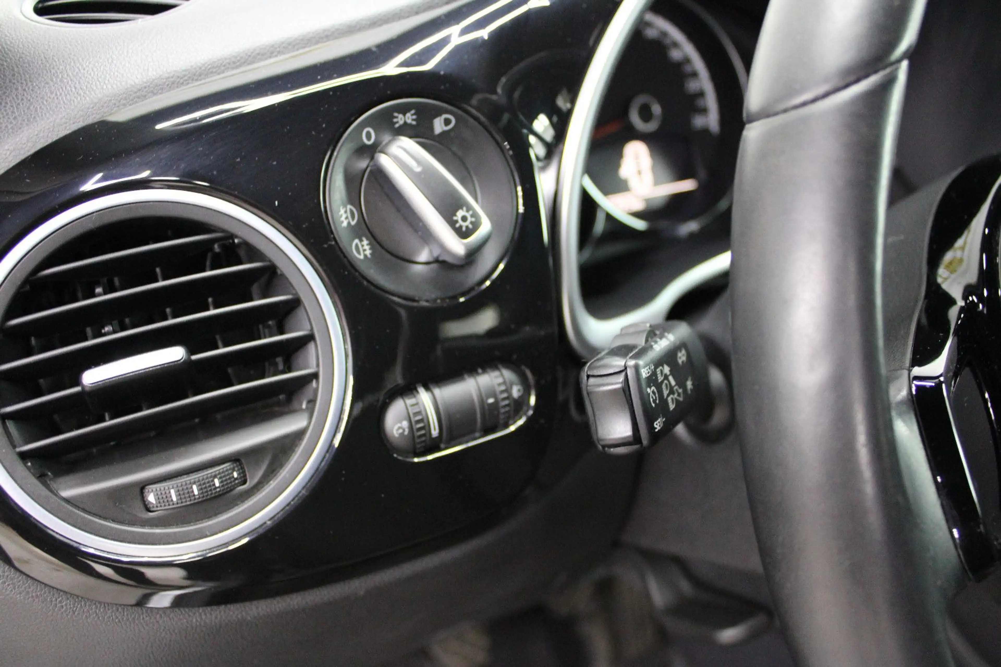 Volkswagen Beetle Lim. Design+SHZ+PDC+KLIMA+TEMP+ — photo 12