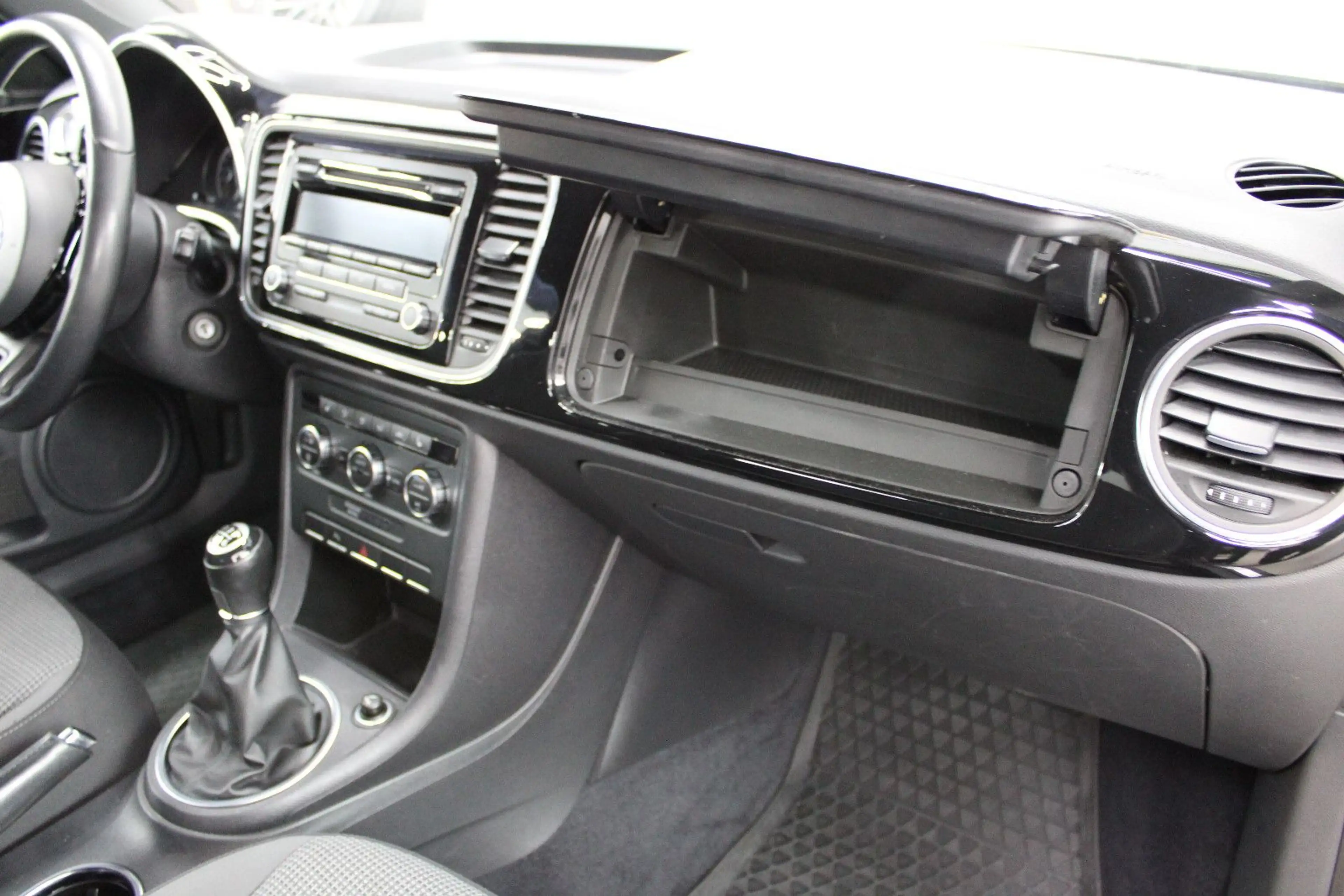 Volkswagen Beetle Lim. Design+SHZ+PDC+KLIMA+TEMP+ — photo 15