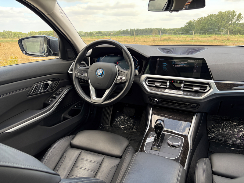 BMW 330 Touring 330eA PHEV * PANO * CAMERA * LEDER * — photo 11