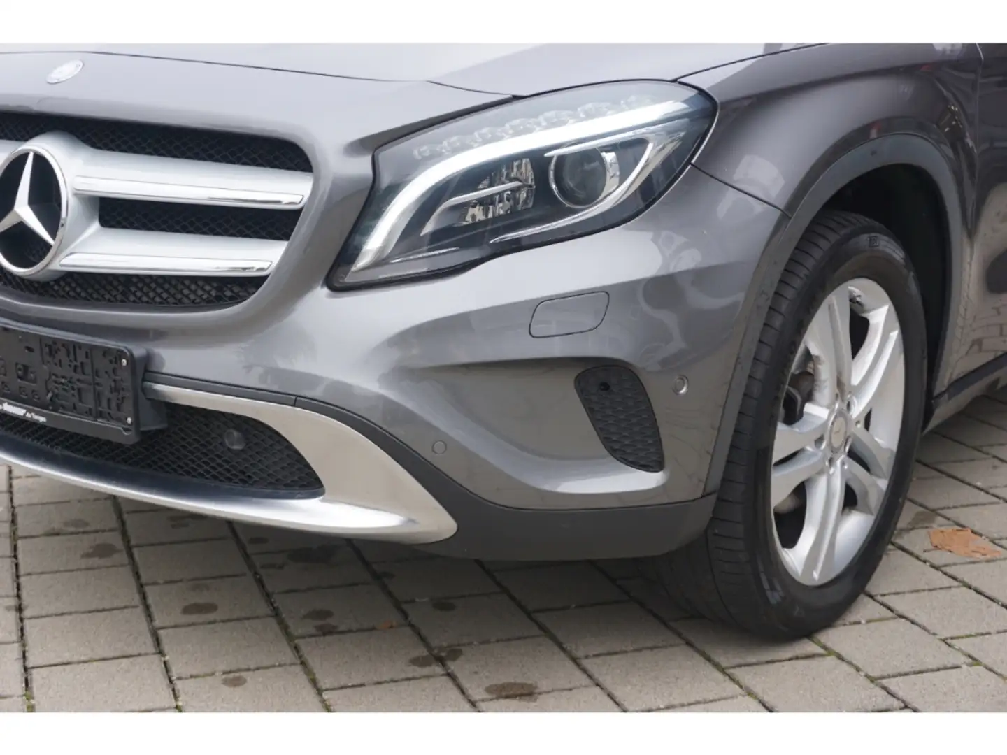 Mercedes-Benz GLA 220 d 7G-DCT Urban Xenon Navi PDC Kamera SHZ Totw. Grau - 2
