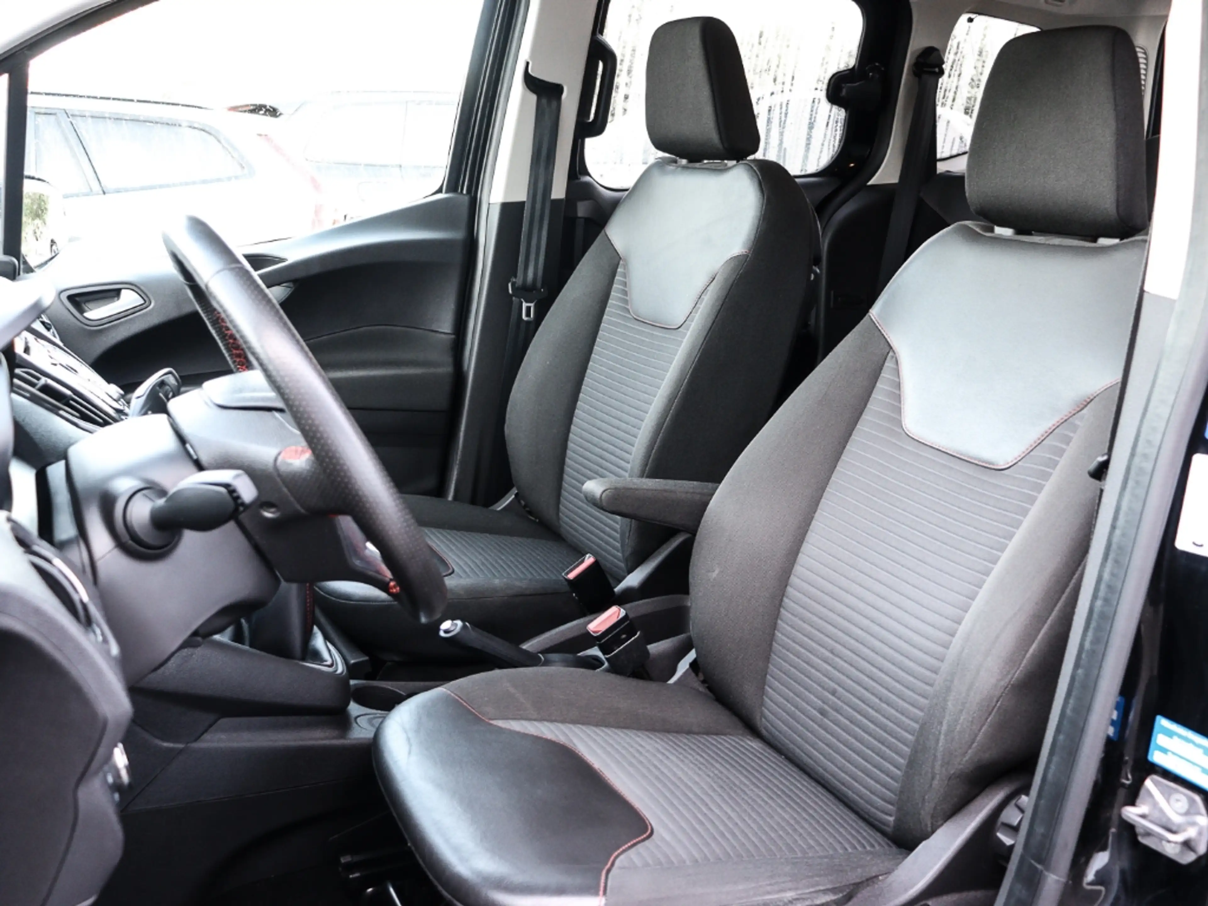 Ford Tourneo Courier Sport Navi Mehrzonenklima 2-Zonen-Klimaautom Klima — photo 9