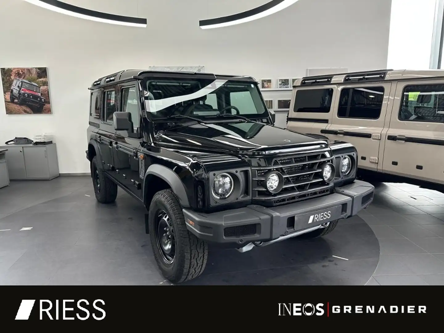 Ineos Grenadier Utility Wagon Base Edition KAM Negro - 1