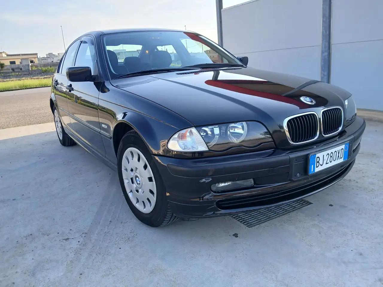 BMW 318i, foto 1