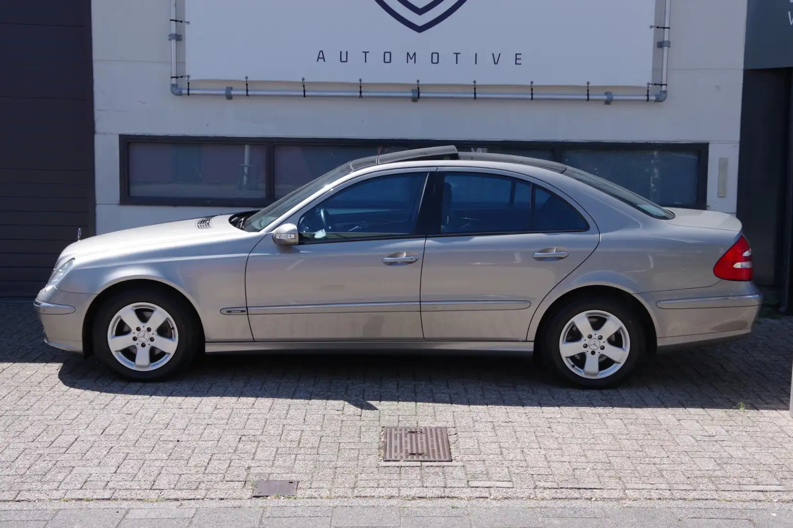 Mercedes-Benz E 240 Avantgarde /1e eigenaar/Dealer onderhouden/ Uniek/ Gri - 2