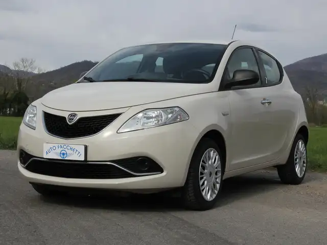 Lancia Ypsilon 1.0 MILD- HYBRID
