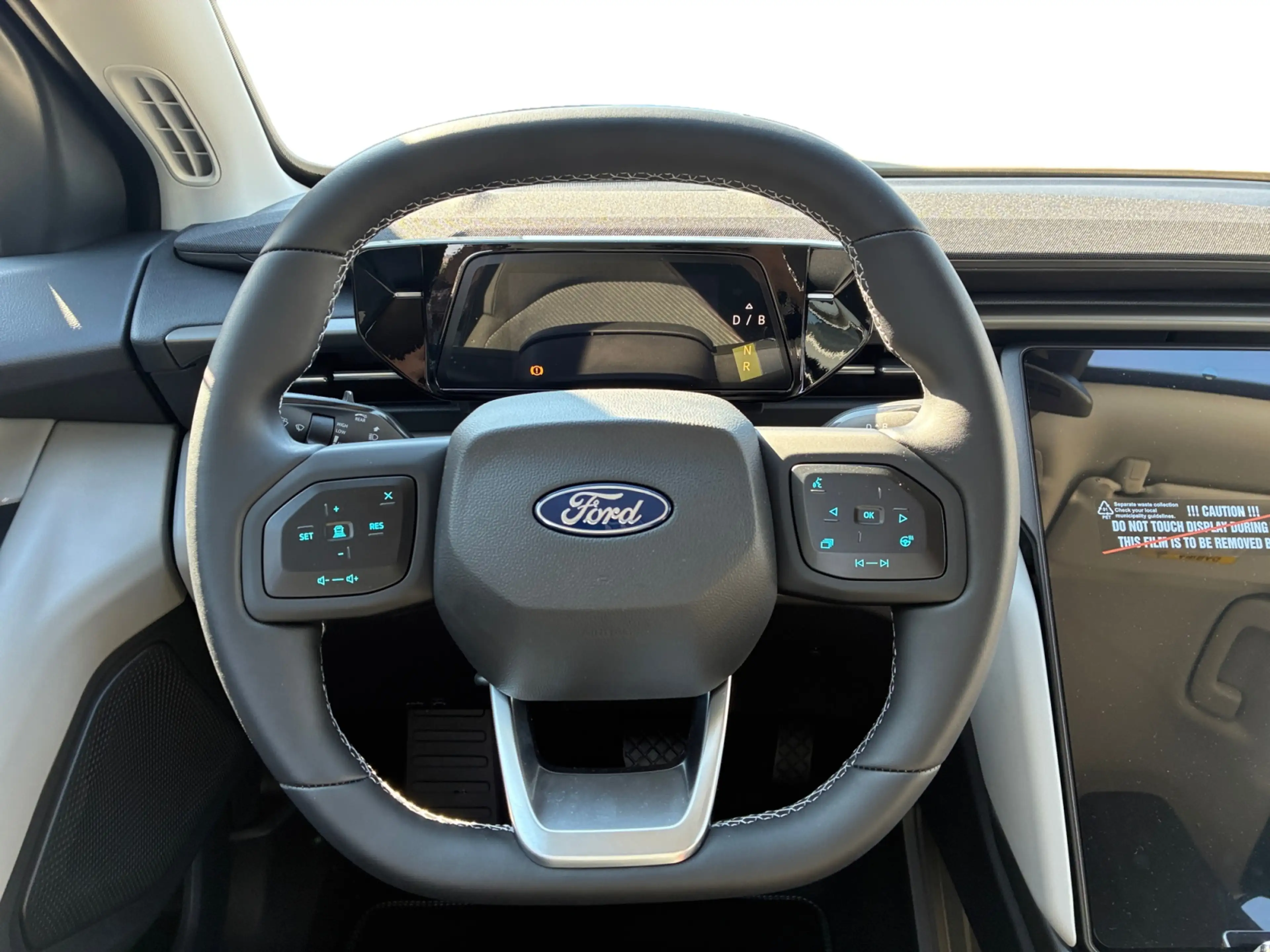 Ford Explorer EXPLORER EV SELECT — photo 12