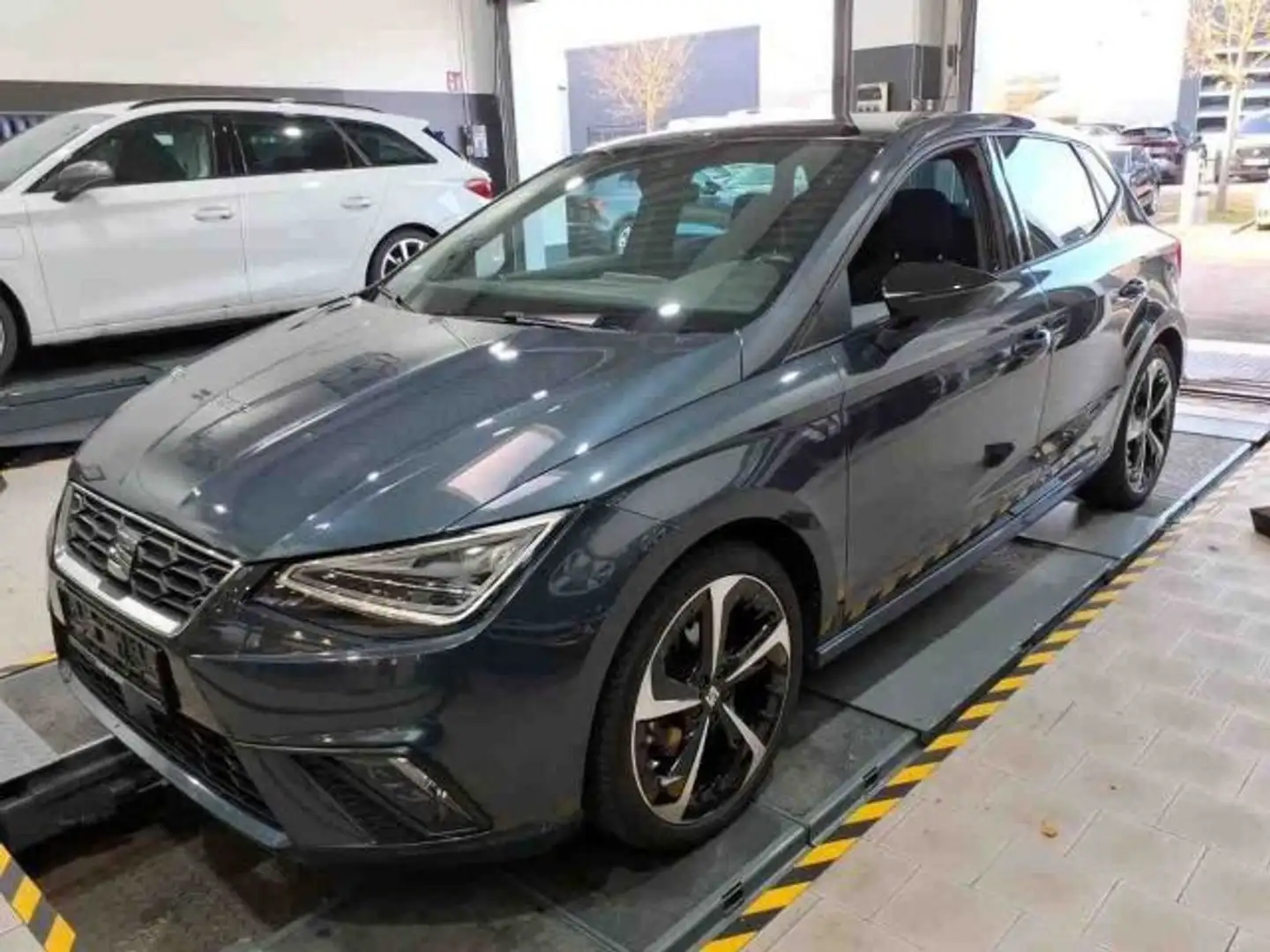 SEAT Ibiza 1.0 TSI FR-LINE LED+NAVI+GRA+SHZ+NSW+PANO Grau - 2