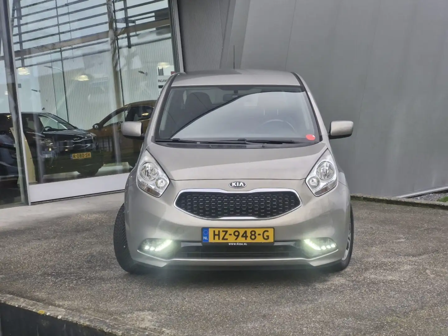 Kia Venga 1.4 CVVT Dynamic PlusLine Gris - 2
