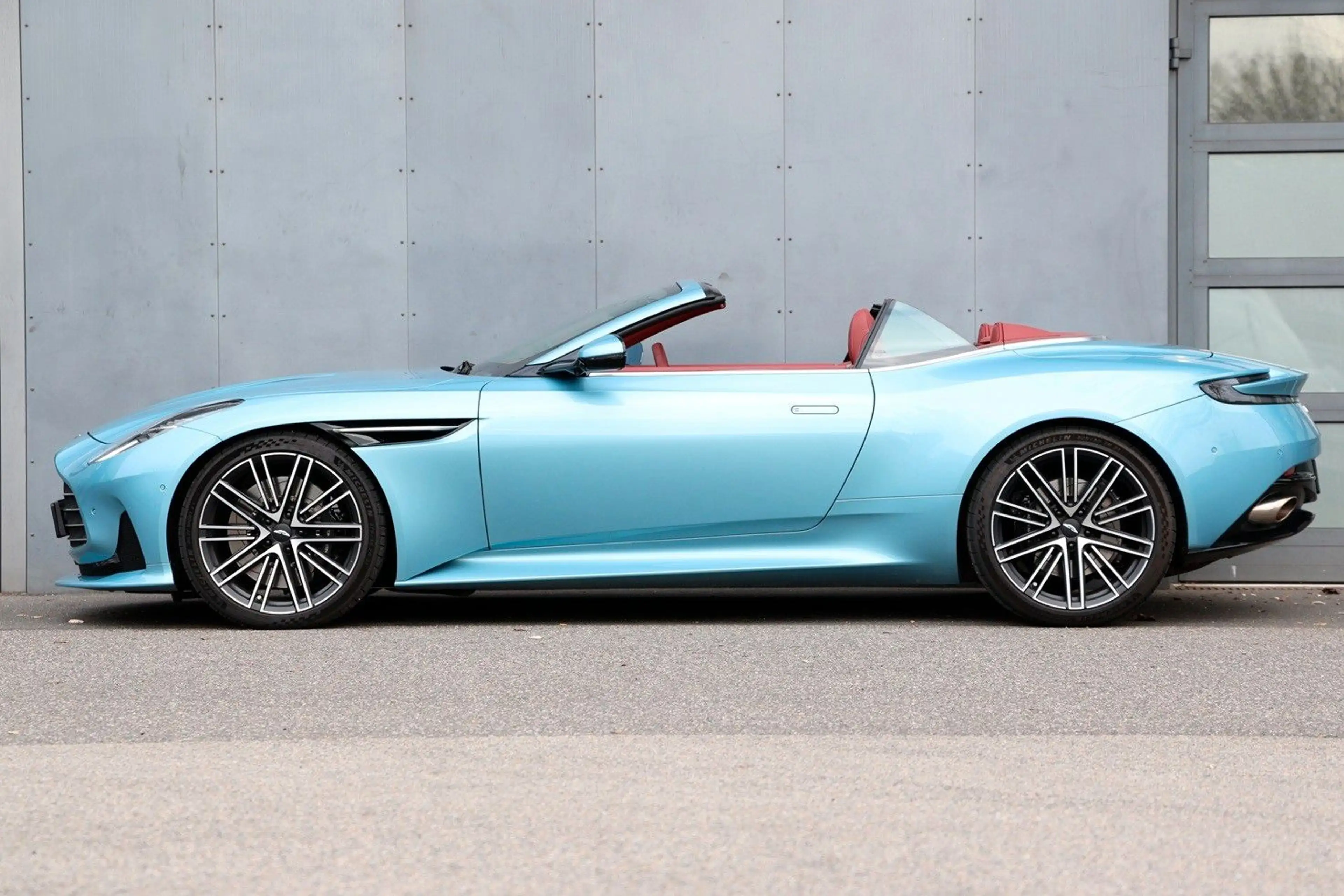 Aston Martin DB12 Volante 1. Hand — photo 7