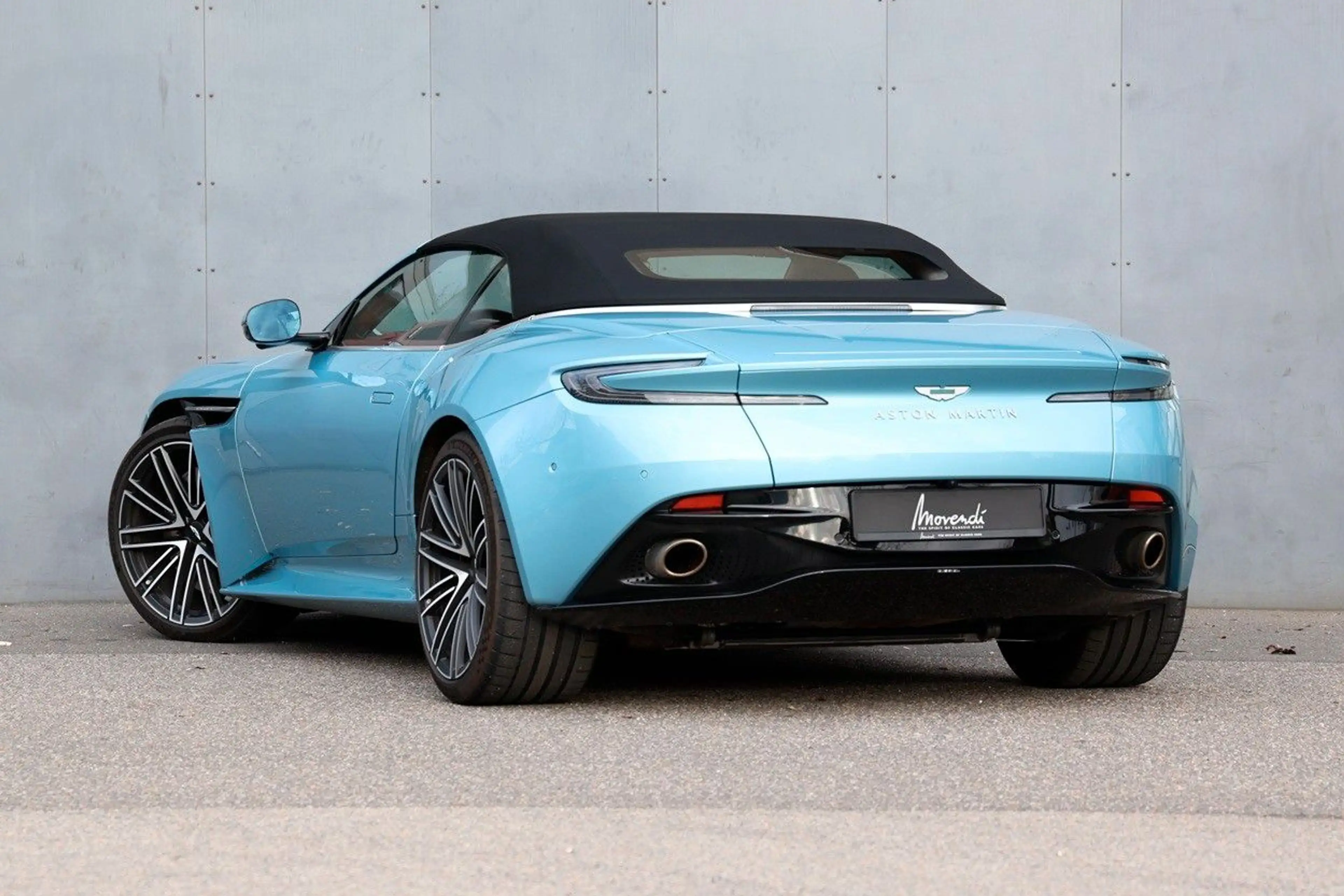 Aston Martin DB12 Volante 1. Hand — photo 3