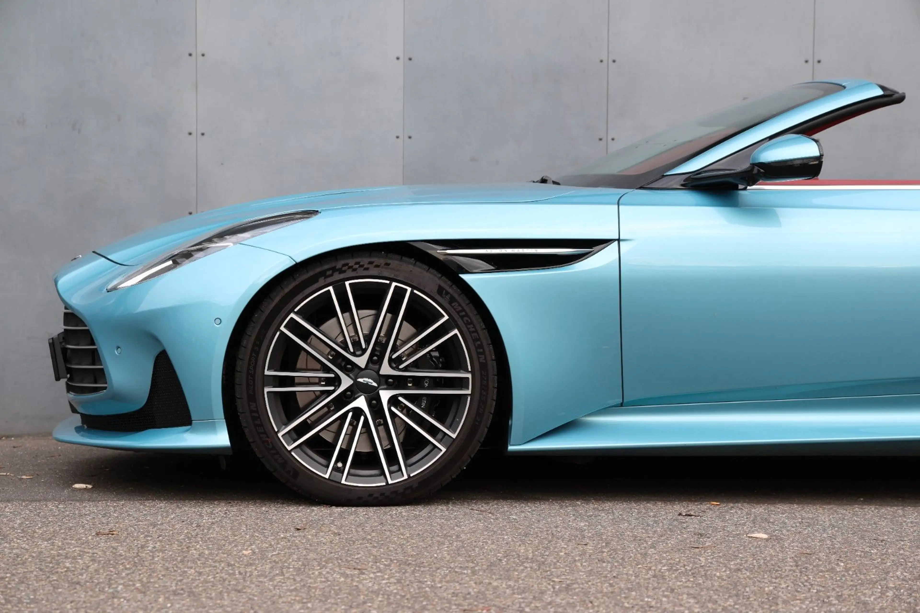 Aston Martin DB12 Volante 1. Hand — photo 15