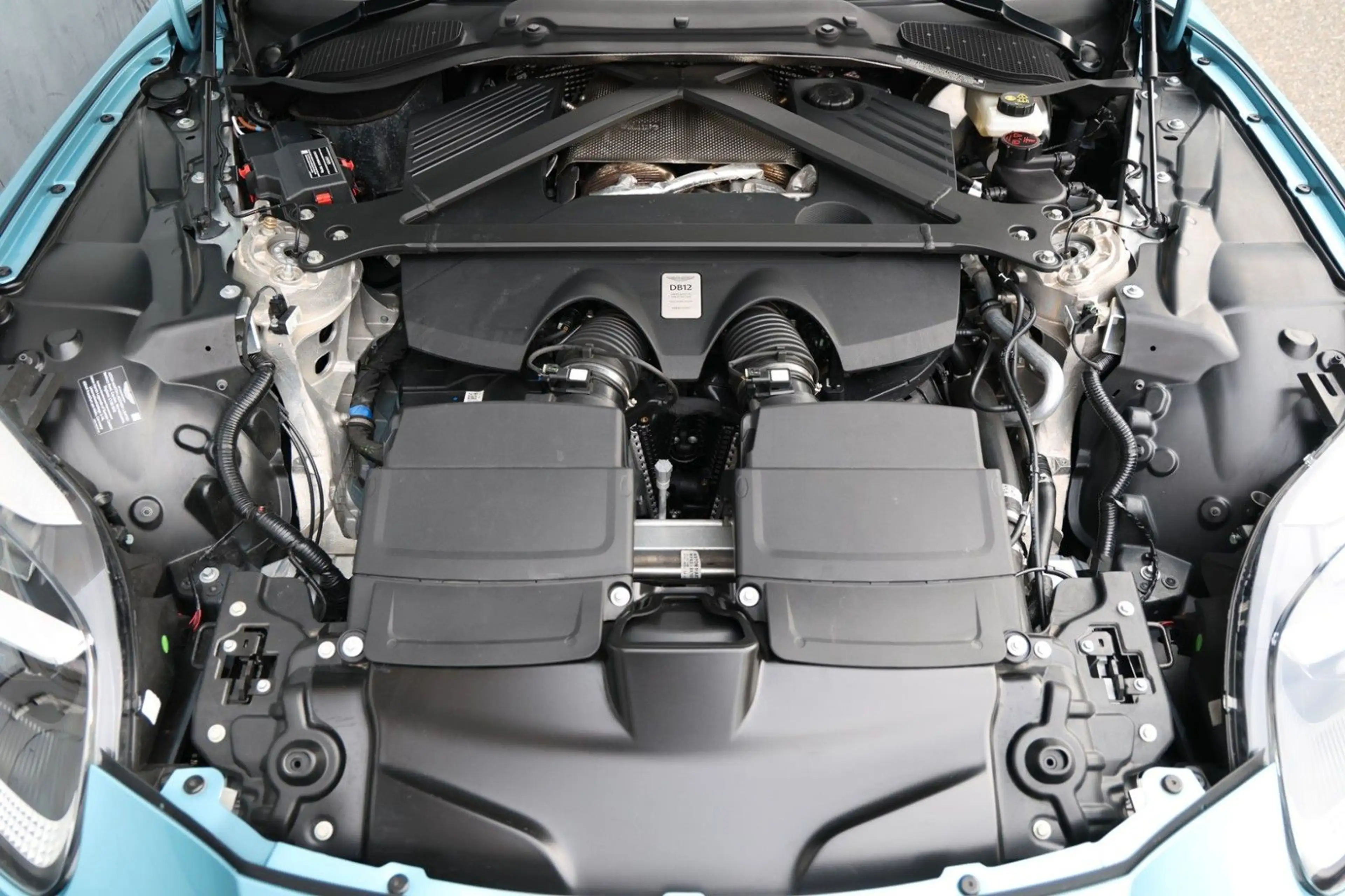 Aston Martin DB12 Volante 1. Hand — photo 5