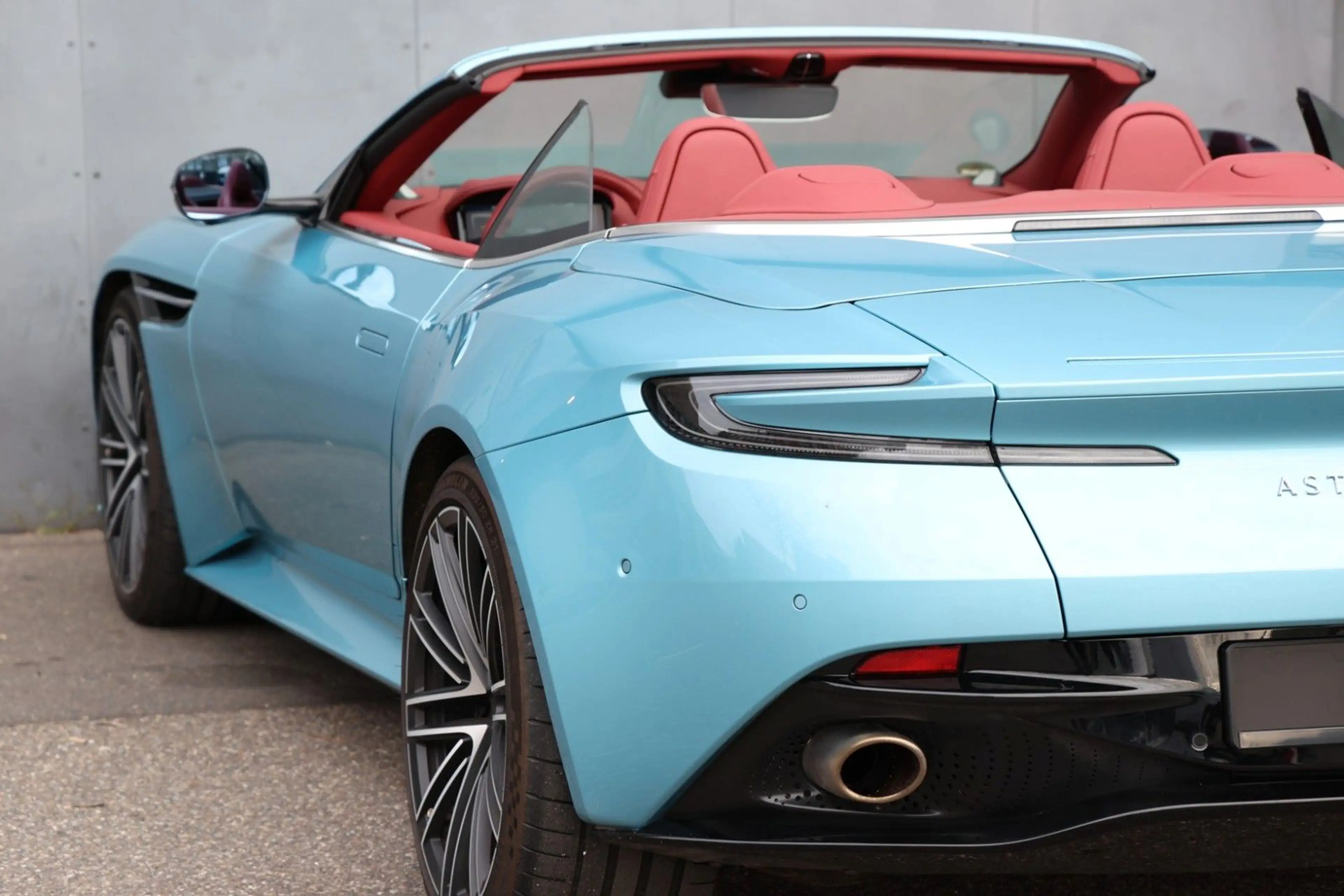 Aston Martin DB12 Volante 1. Hand — photo 12