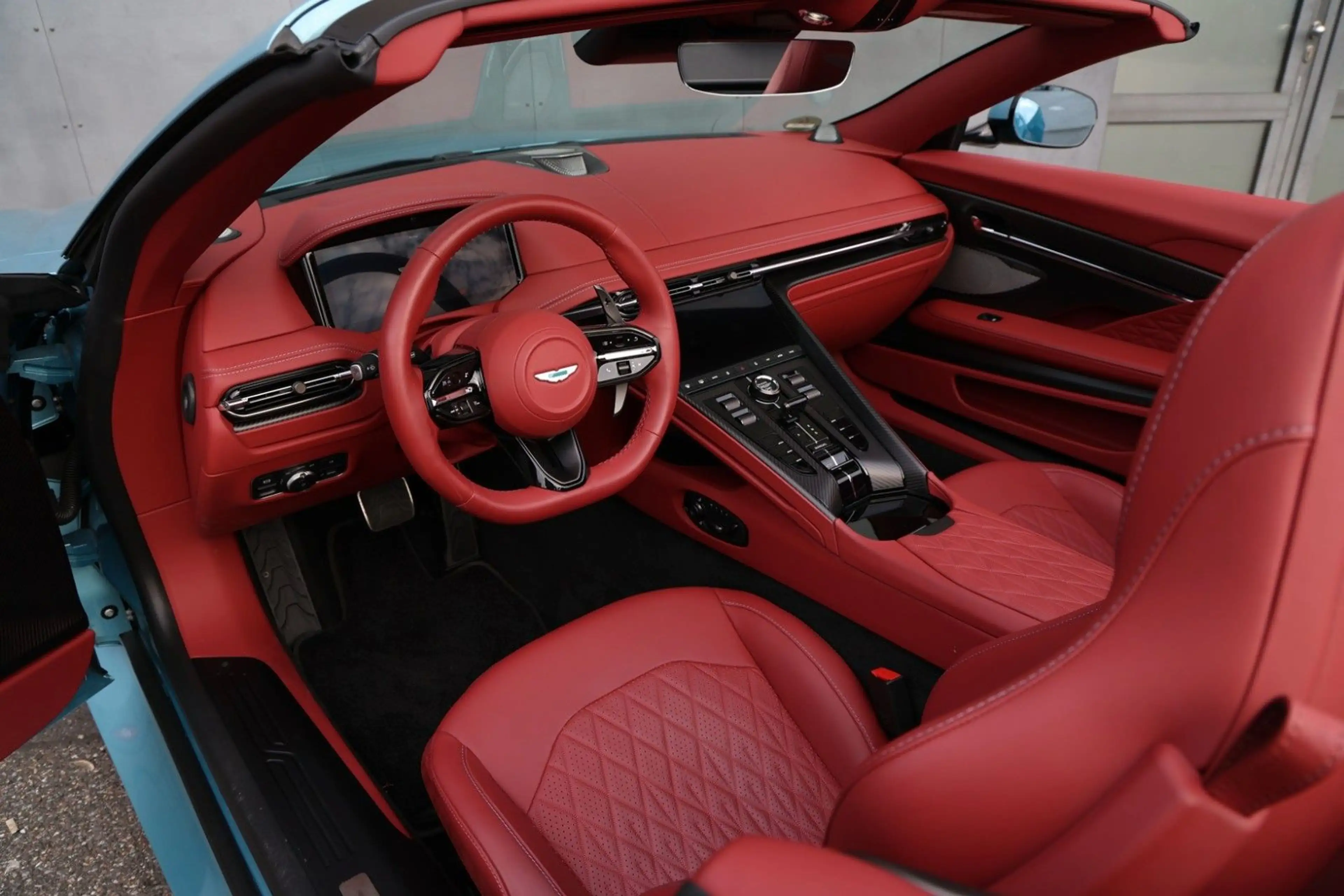 Aston Martin DB12 Volante 1. Hand — photo 4