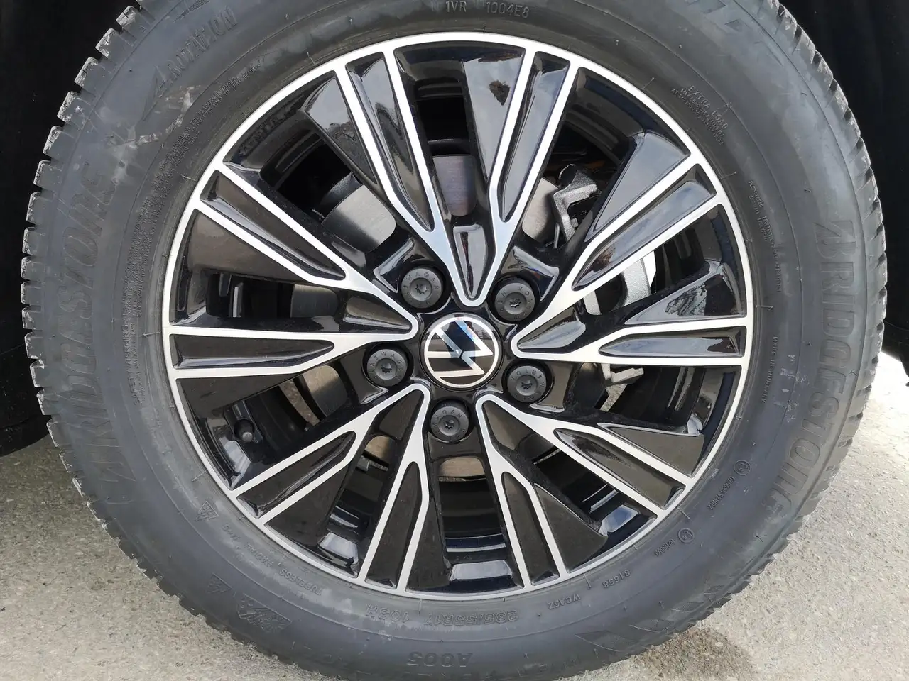 Volkswagen T7 Multivan 2,0TDI DSG Elegance KÜ 5 Sitzer — photo 1 of 8