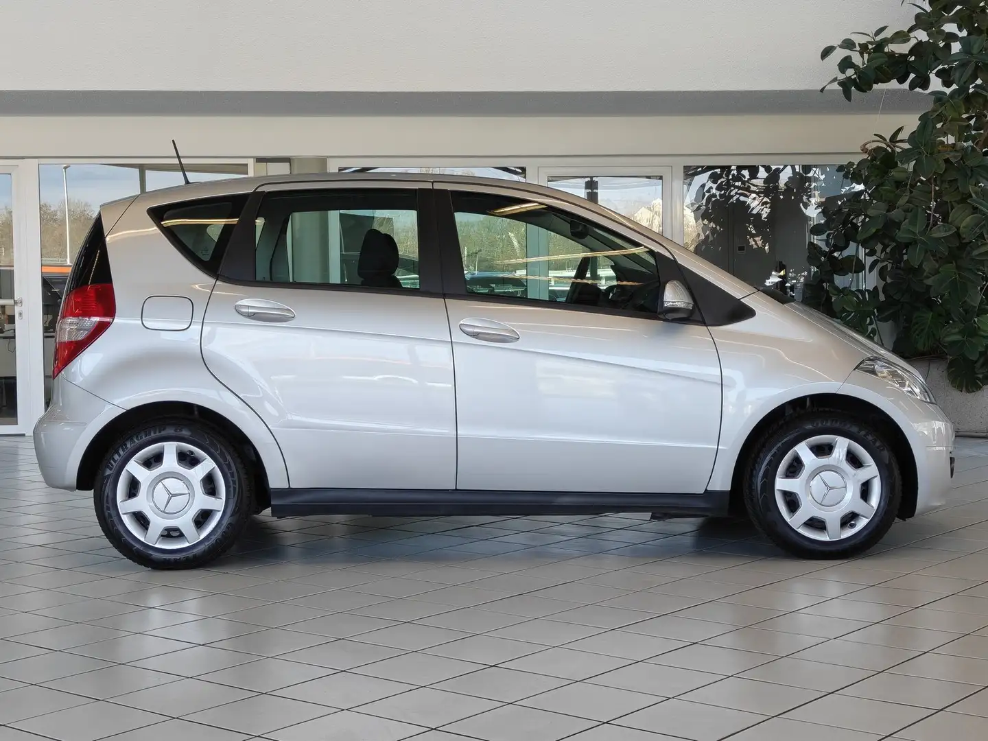 Mercedes-Benz A 160 Automatik NAVI+SITZHEIZUNG+KLIMA+ALLWETTER Argento - 2