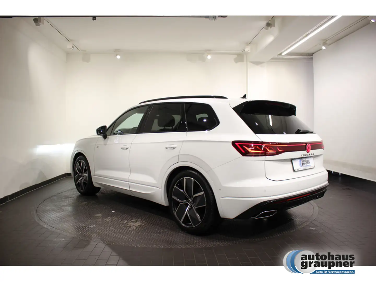 Volkswagen Touareg 3.0 TDI 4MOTION Tiptronic R-Line PANO Weiß - 2