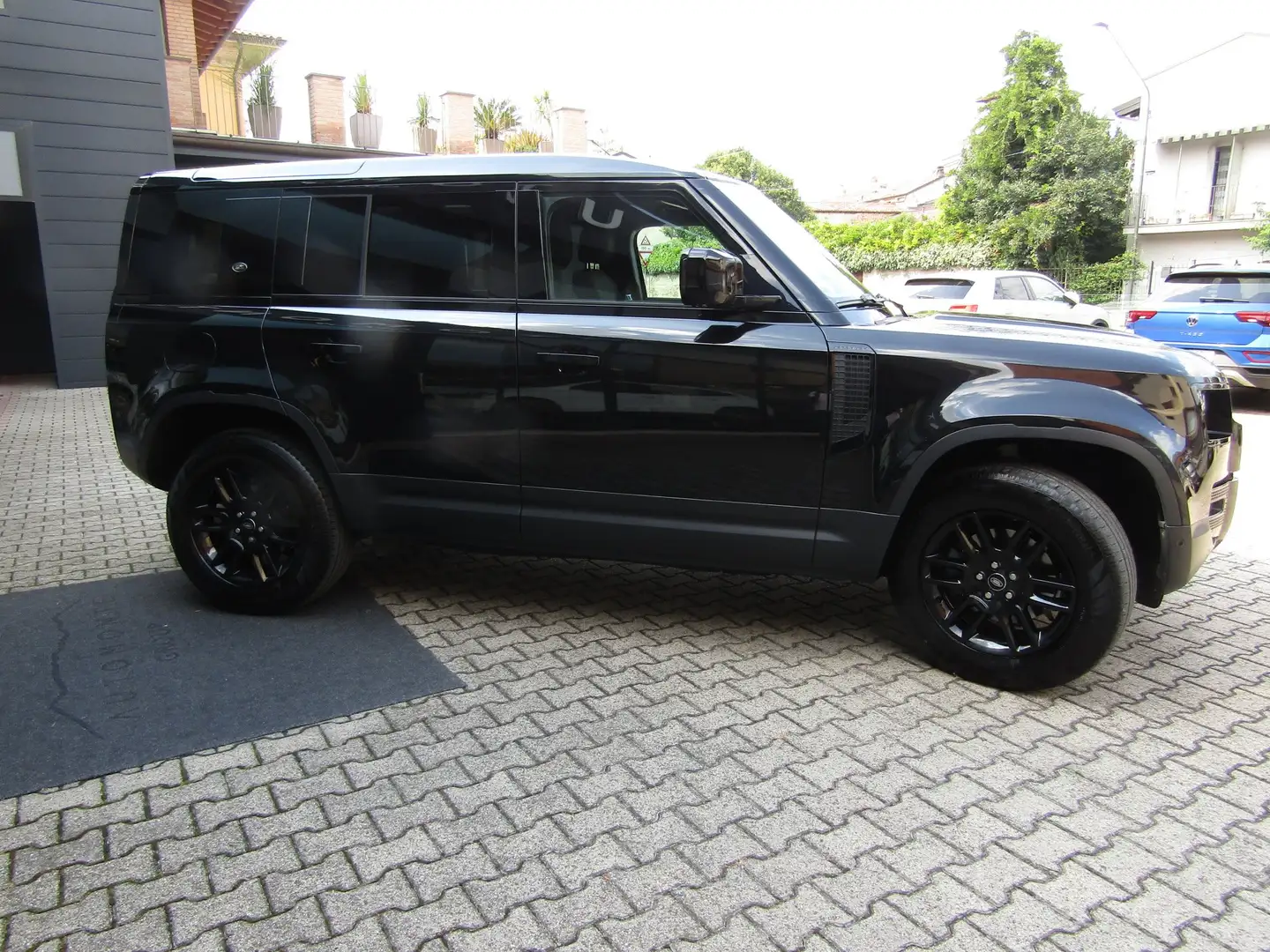 Land Rover Defender 3.0d MHEV AUTO 200CV AUTOCARRO 5 POSTI Nero - 2