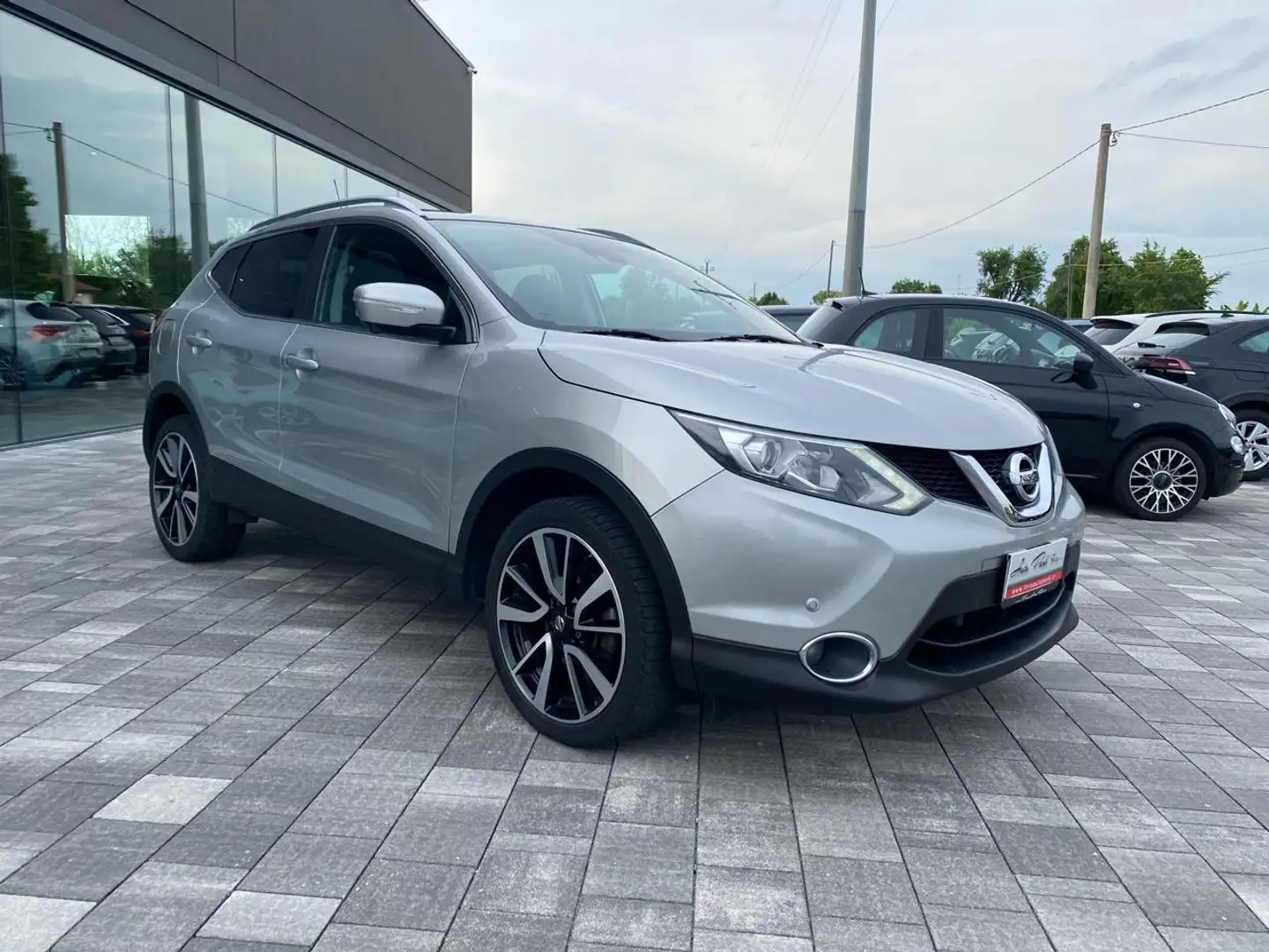 Nissan Qashqai 1.6 dCi DPF Tekna Grijs - 2