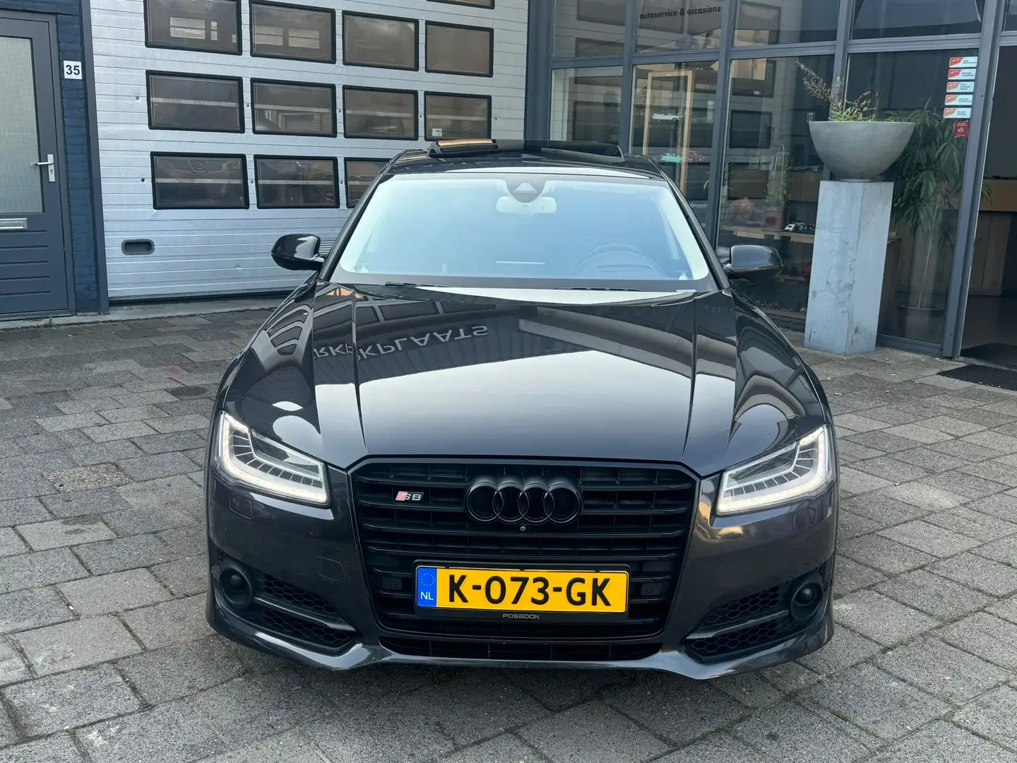 Audi A8 4.0 TFSI S8 Plus Quattro Pro Line+ | Open-Dak | 60 Grijs - 2