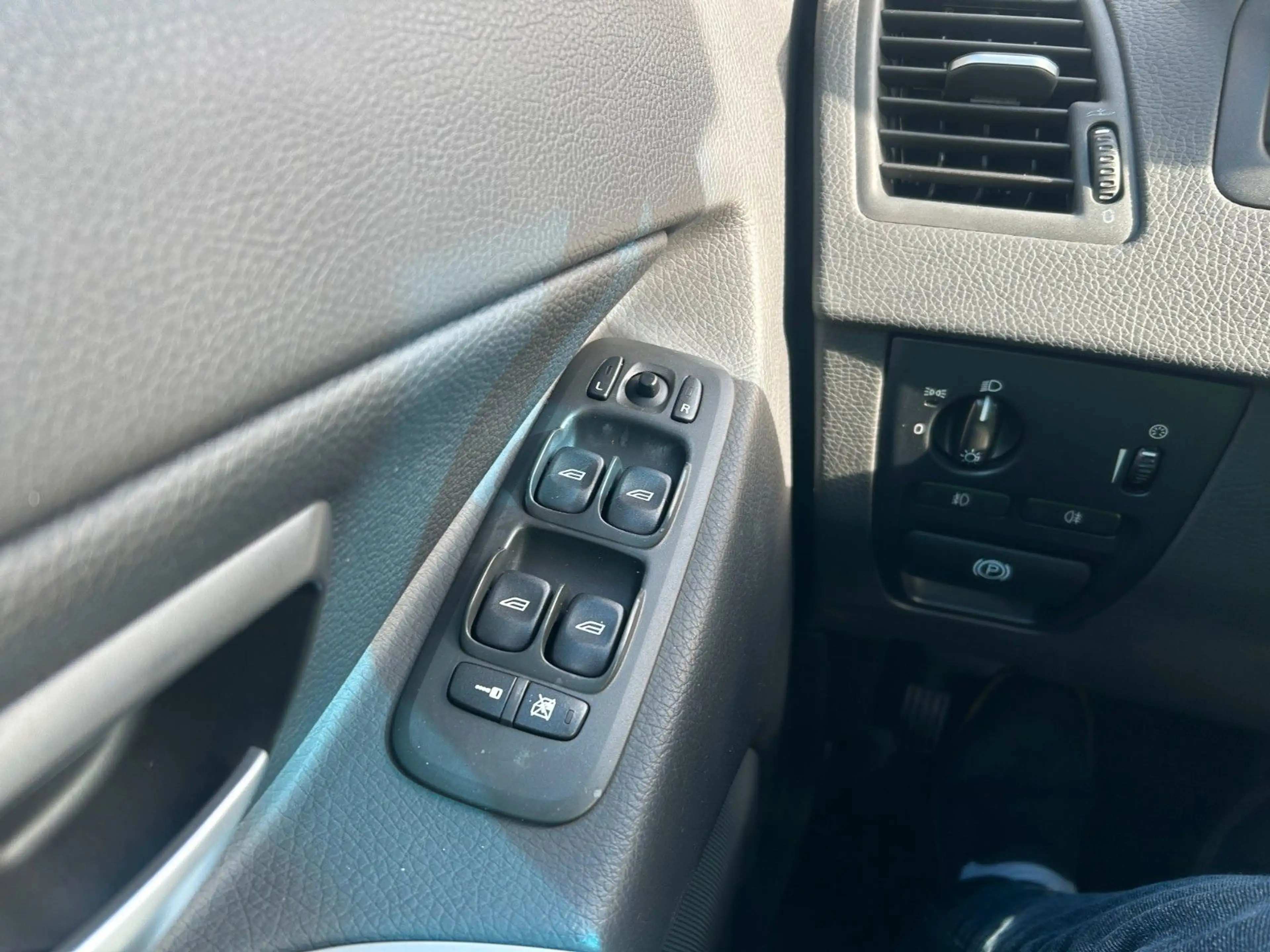 Volvo XC90 D5 AWD Momentum NAVI, Leder, AHK — photo 10