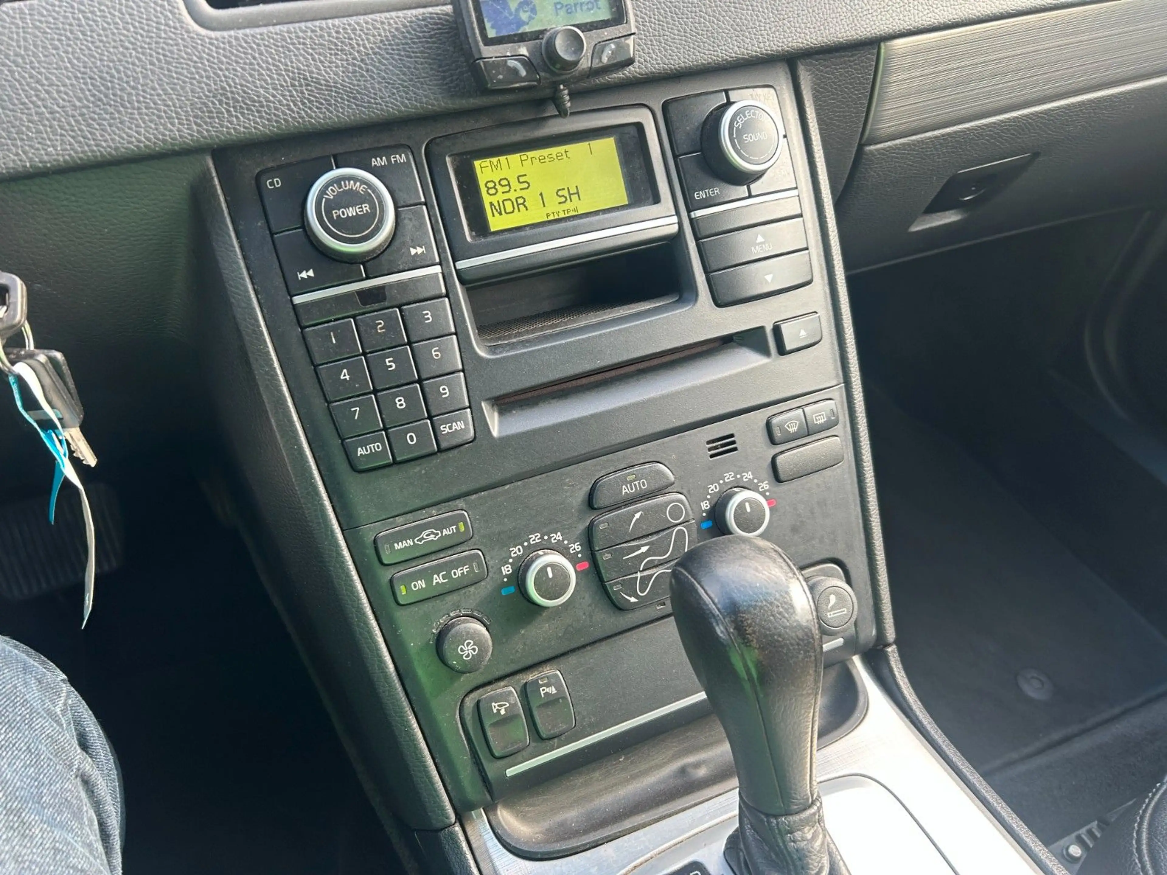 Volvo XC90 D5 AWD Momentum NAVI, Leder, AHK — photo 8