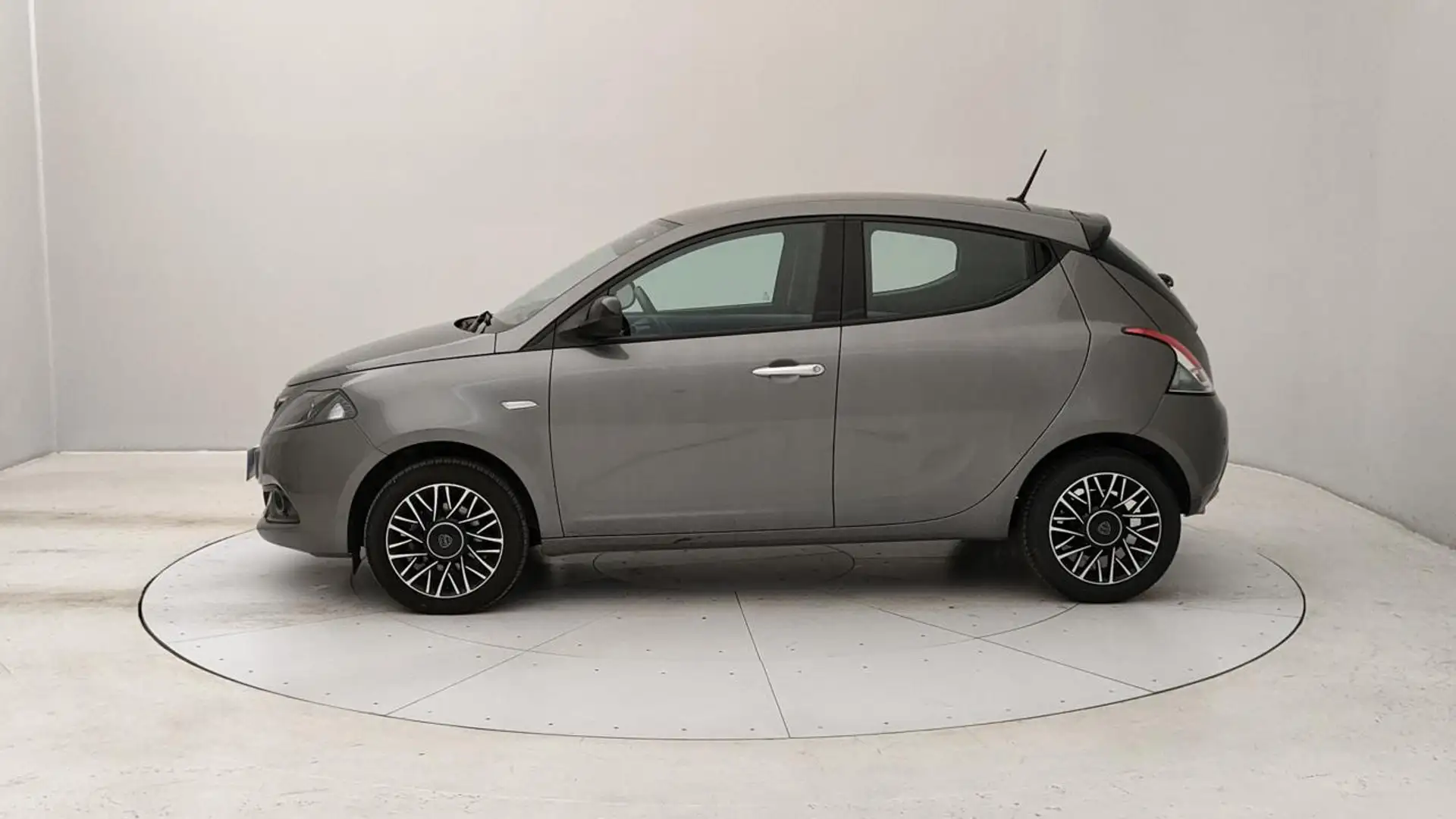 Lancia Ypsilon 1.0 firefly hybrid Platino s&s 70cv Grigio - 2