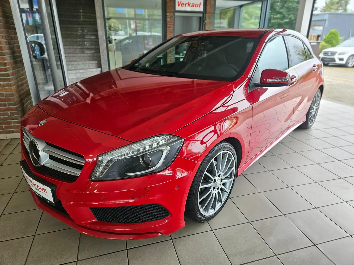 Mercedes-Benz A 160 d AMG Line *Scheckheftgepflegt, 1.Hd, Fahrdynamik* Rouge - 1