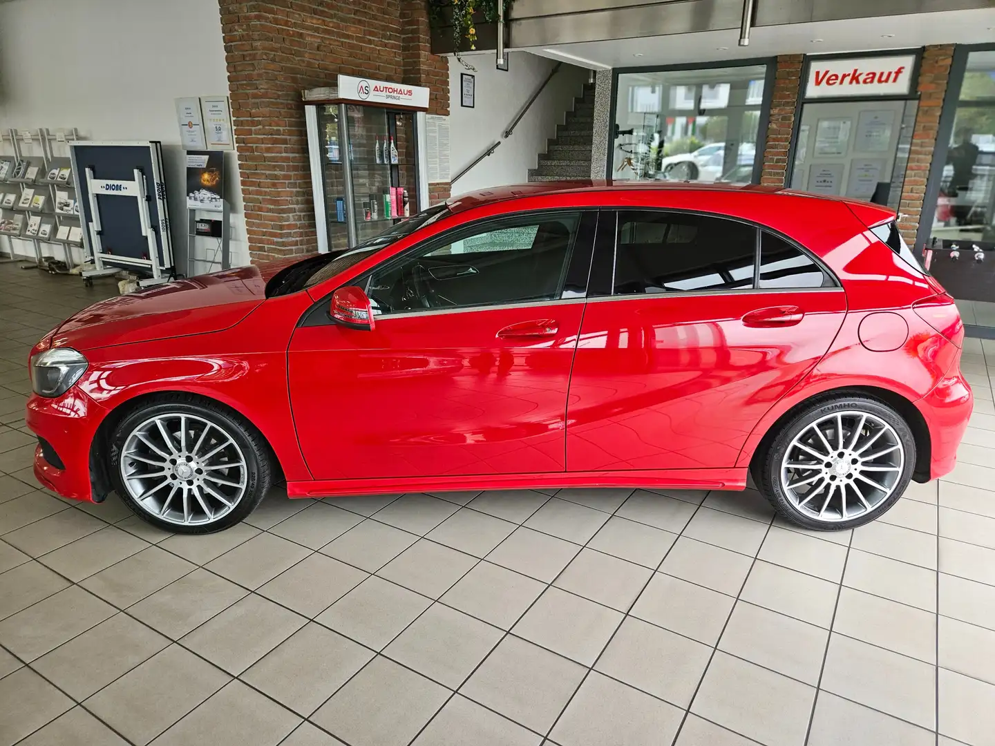Mercedes-Benz A 160 d AMG Line *Scheckheftgepflegt, 1.Hd, Fahrdynamik* Rouge - 2